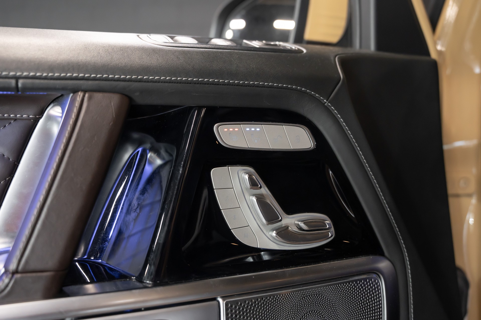 MERCEDES-BENZ G 63 AMG Speedshift Plus G-Tronic / Burmester / Schiebedach / Sitzlüftung / Massage Sitze / Traum Konfiguration-image-12