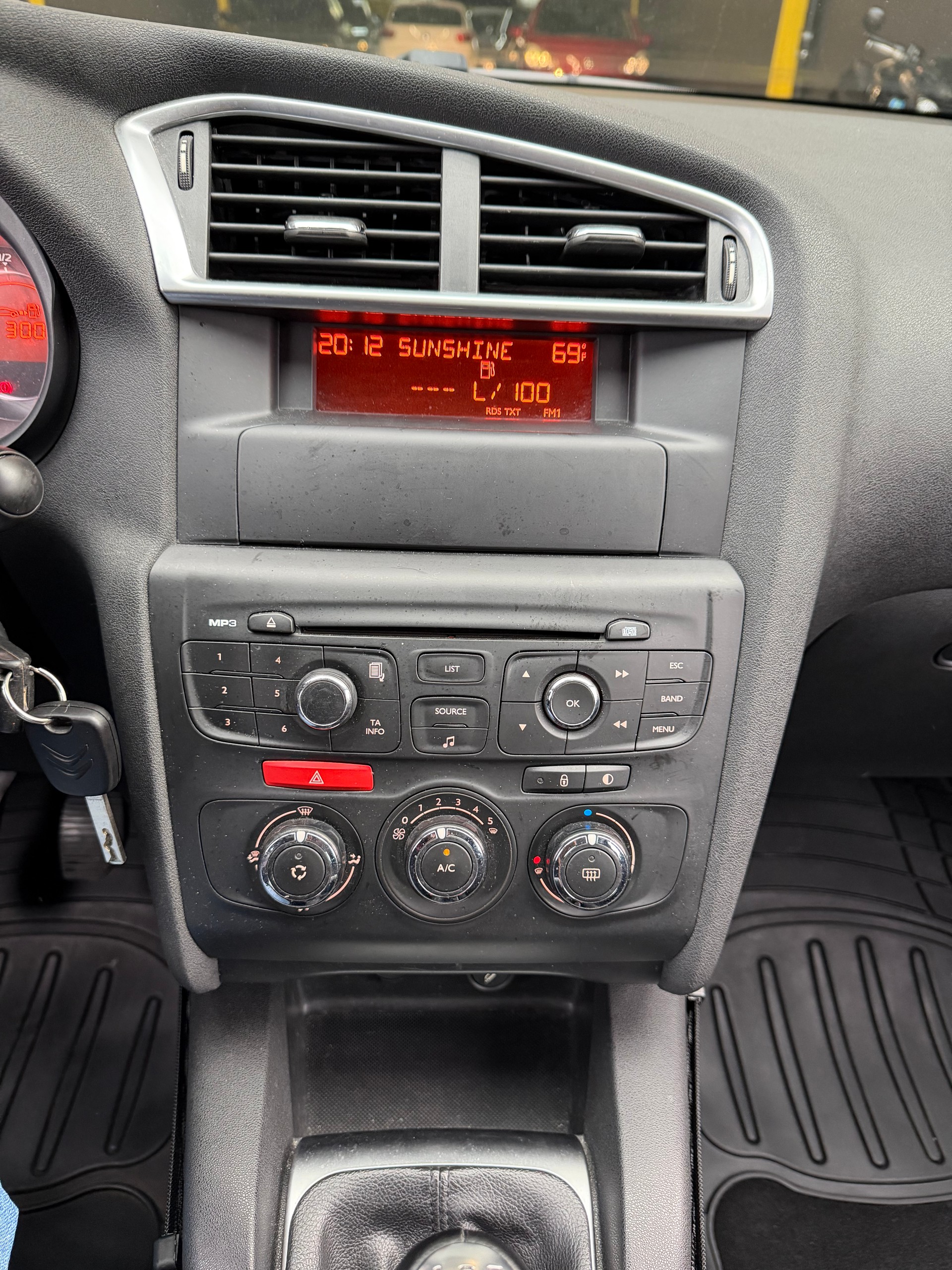 CITROEN C4 Berline 1.4 VTi Attraction-image-14
