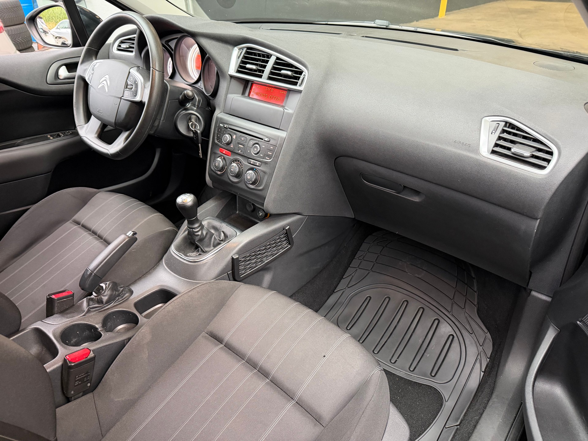 CITROEN C4 Berline 1.4 VTi Attraction-image-12