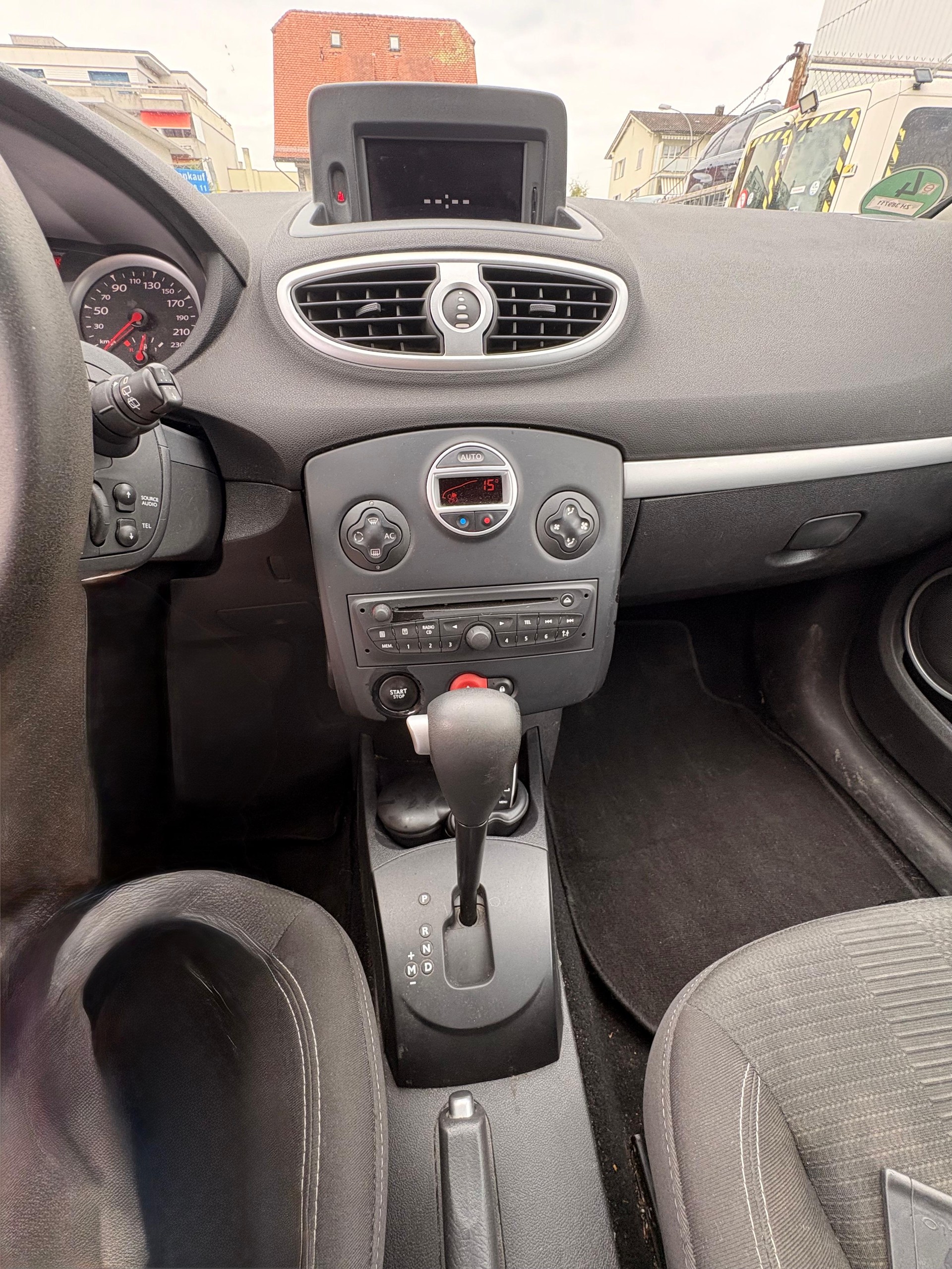 RENAULT Clio 1.6 16V Dynamique Automatic-image-5