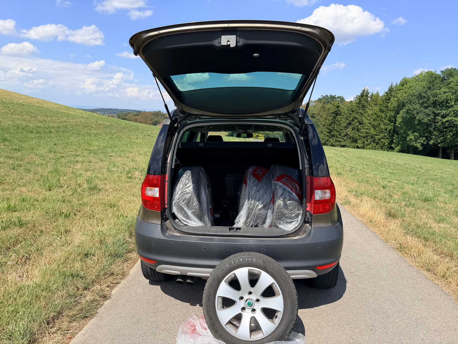 SKODA Yeti 2.0 TDI Adventure II 4x4 DSG+FAP neuf+courroie+pompe à eau+Crochet 2000kg-image-4