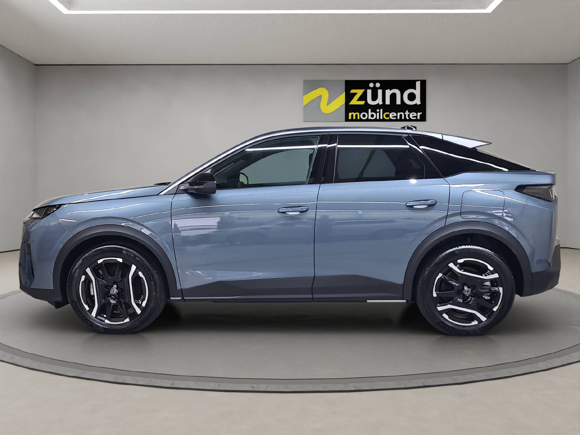 PEUGEOT E-3008 Allure Premium Dual Motor 325 AWD-image-1