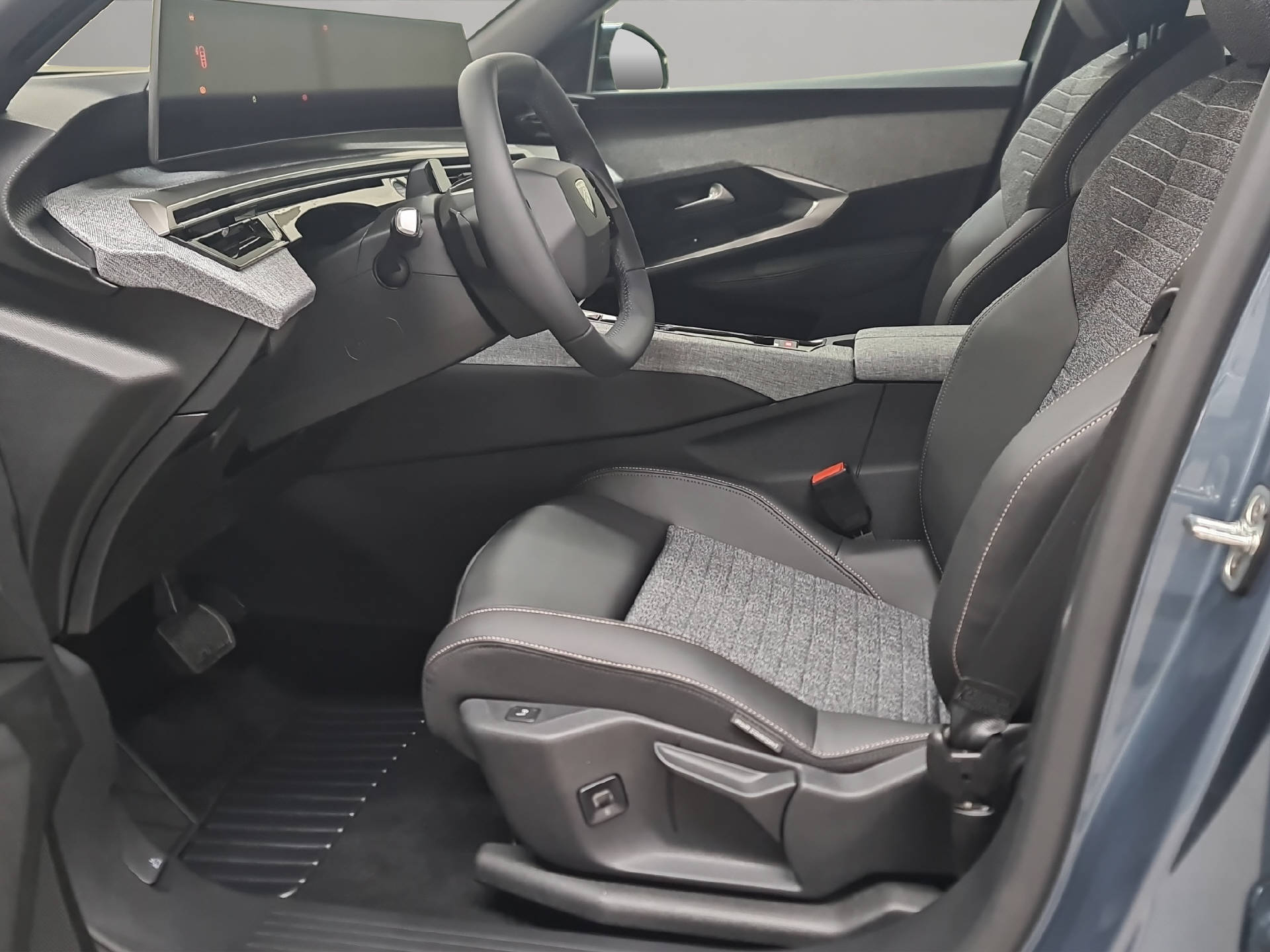 PEUGEOT E-3008 Allure Premium Dual Motor 325 AWD-image-5