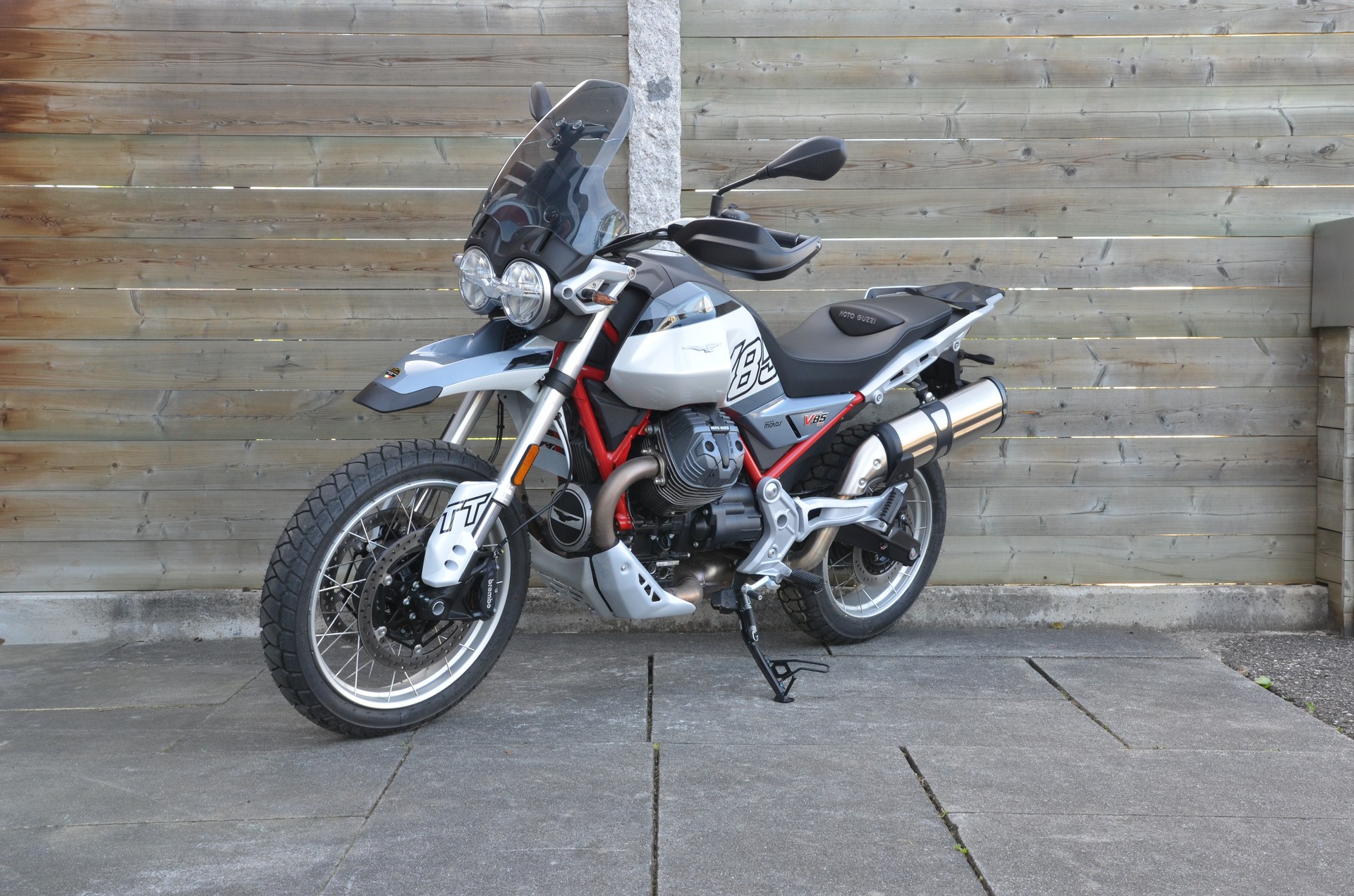 MOTO GUZZI V85 TT E5+-showroom-element-1