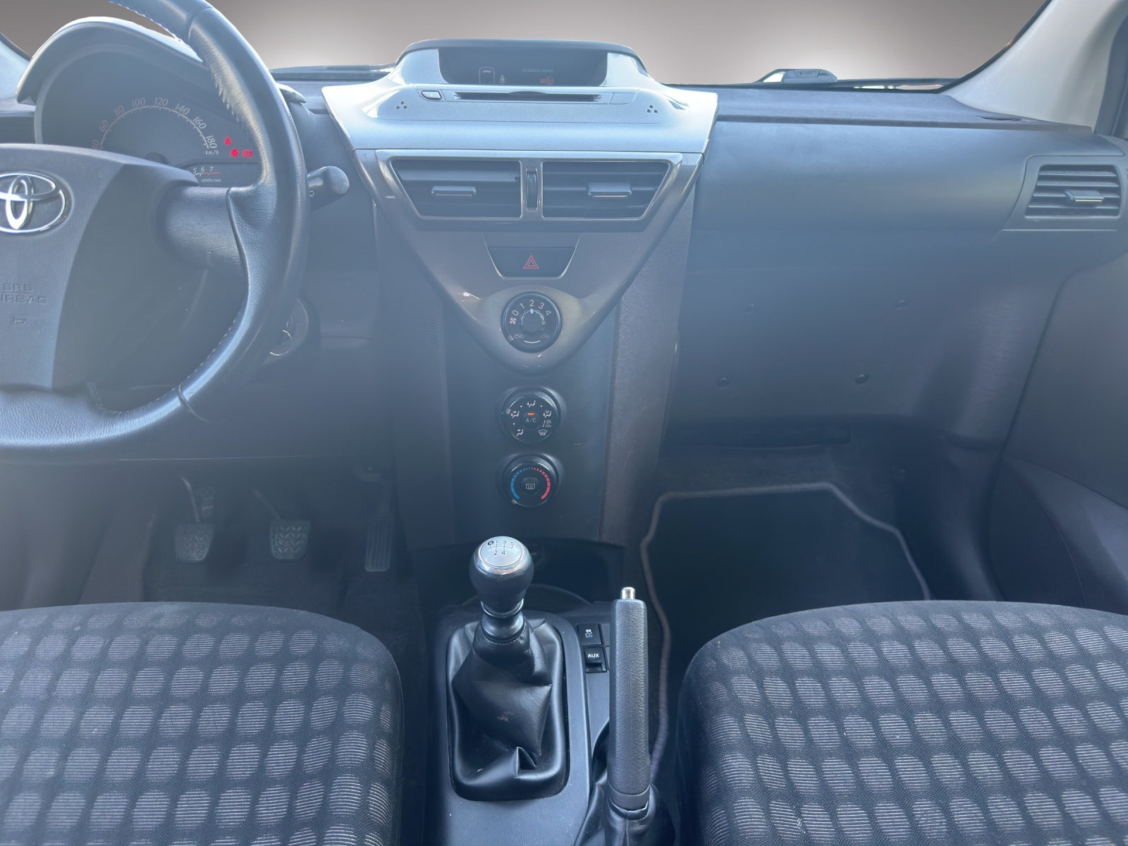 TOYOTA iQ 1.0 VVT-i-image-12
