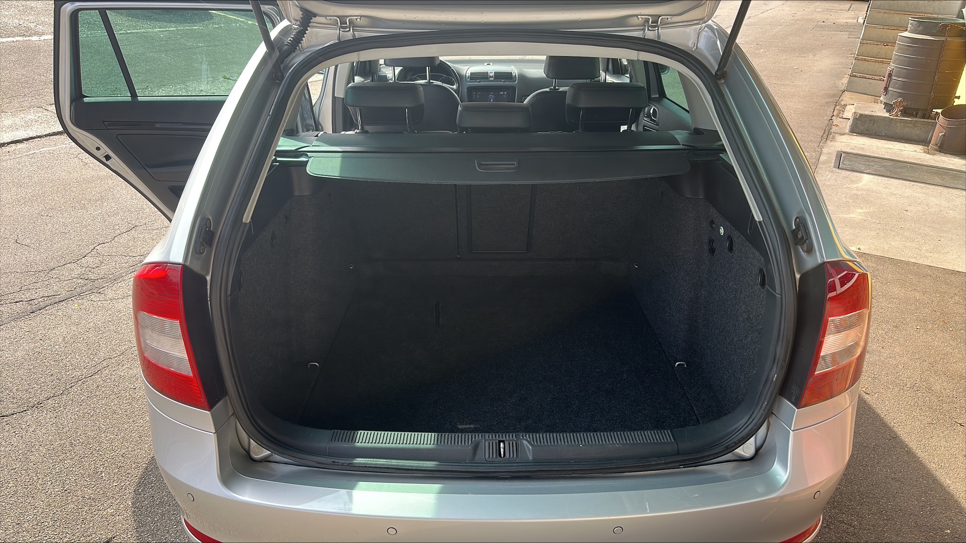 SKODA Octavia Combi 1.8 TSI Laurin & Klement DSG-image-4