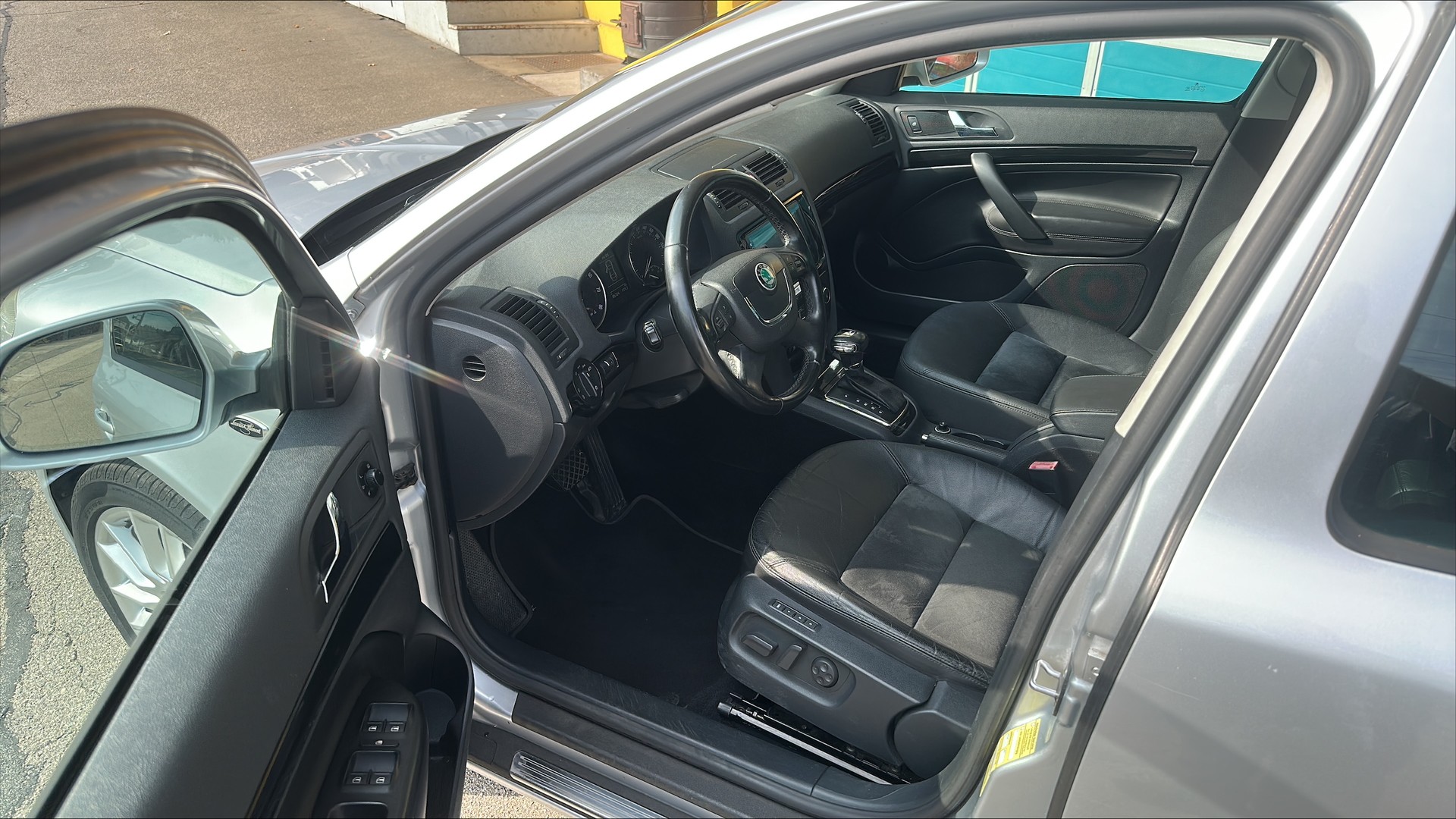 SKODA Octavia Combi 1.8 TSI Laurin & Klement DSG-image-5