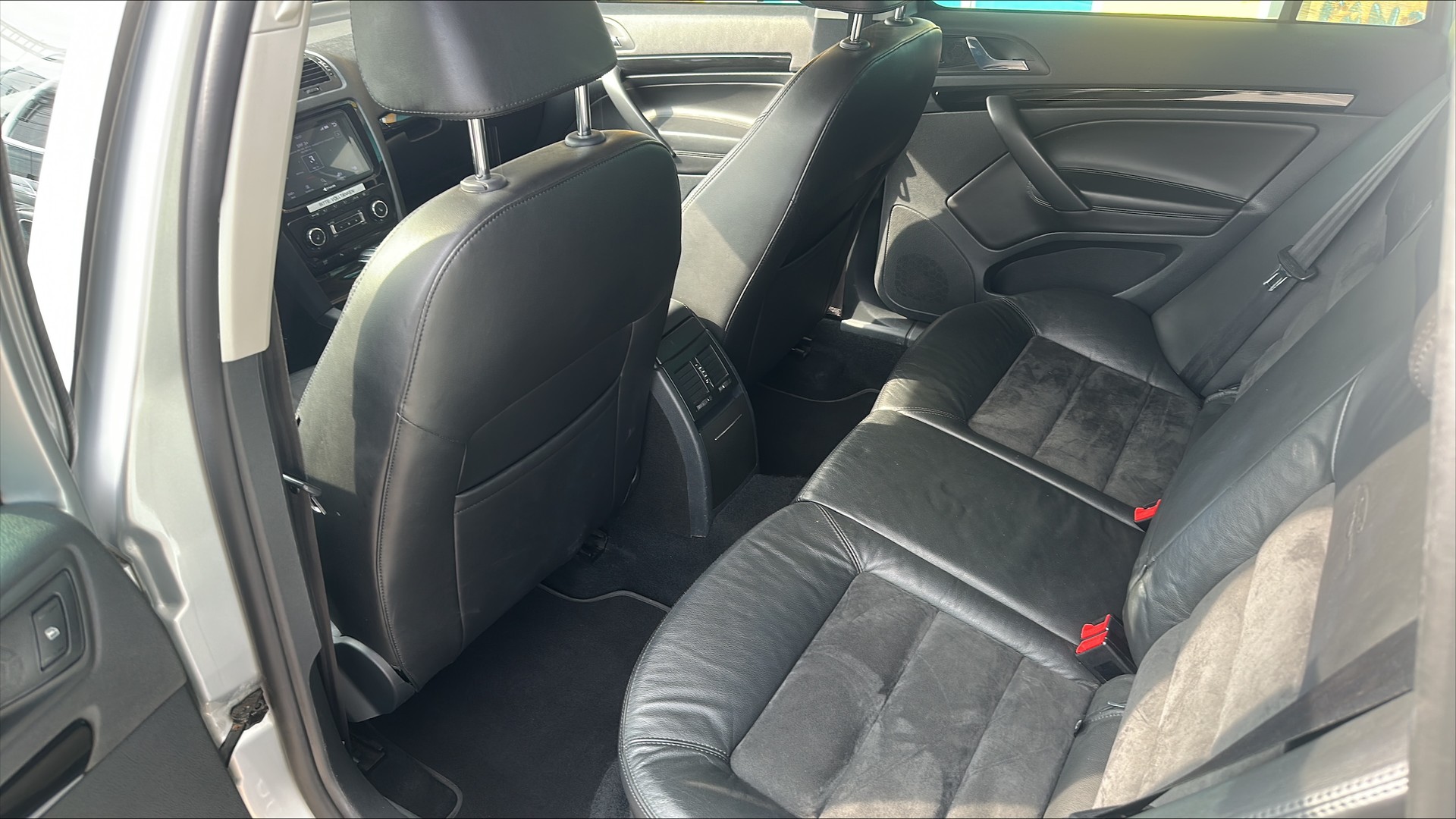 SKODA Octavia Combi 1.8 TSI Laurin & Klement DSG-image-6