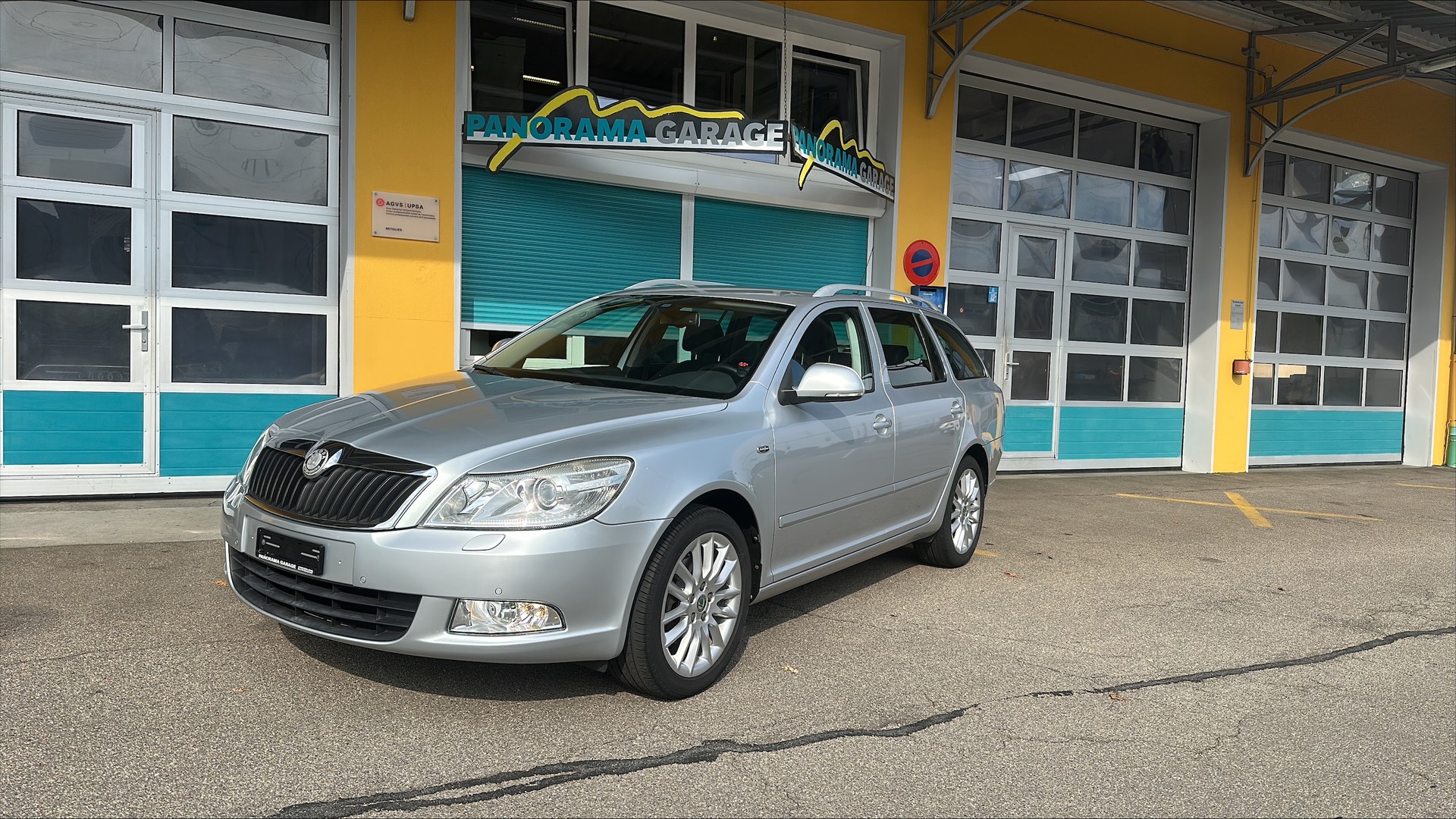 SKODA Octavia Combi 1.8 TSI Laurin & Klement DSG-image-0