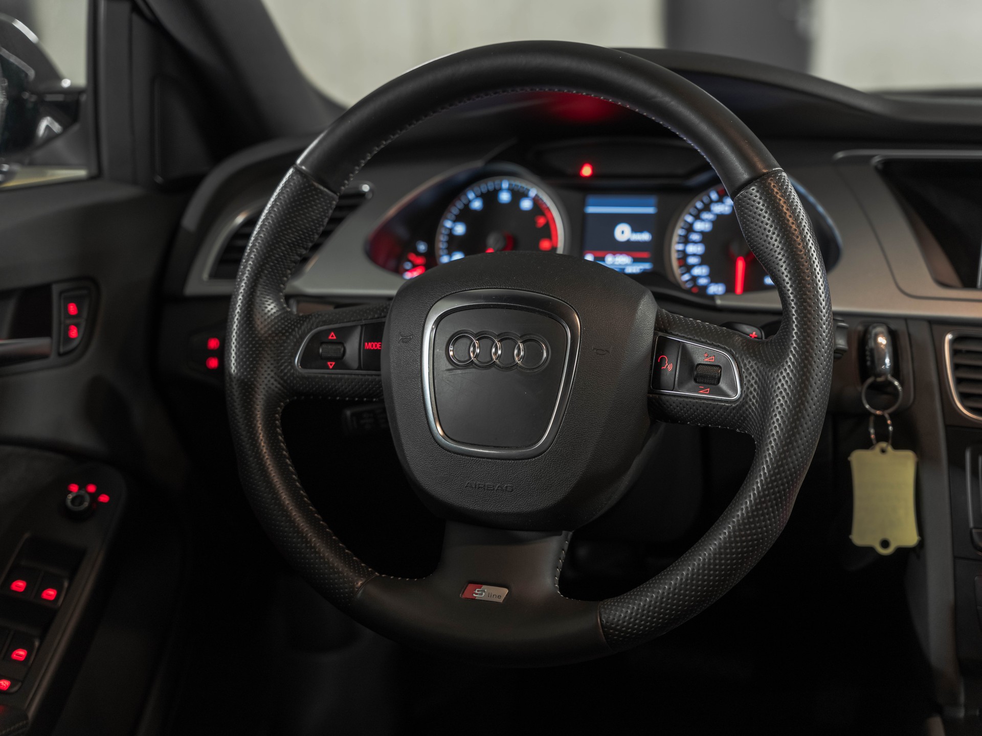 AUDI A4 Avant 2.0 TFSI Quattro S-Tronic S-LINE-image-15