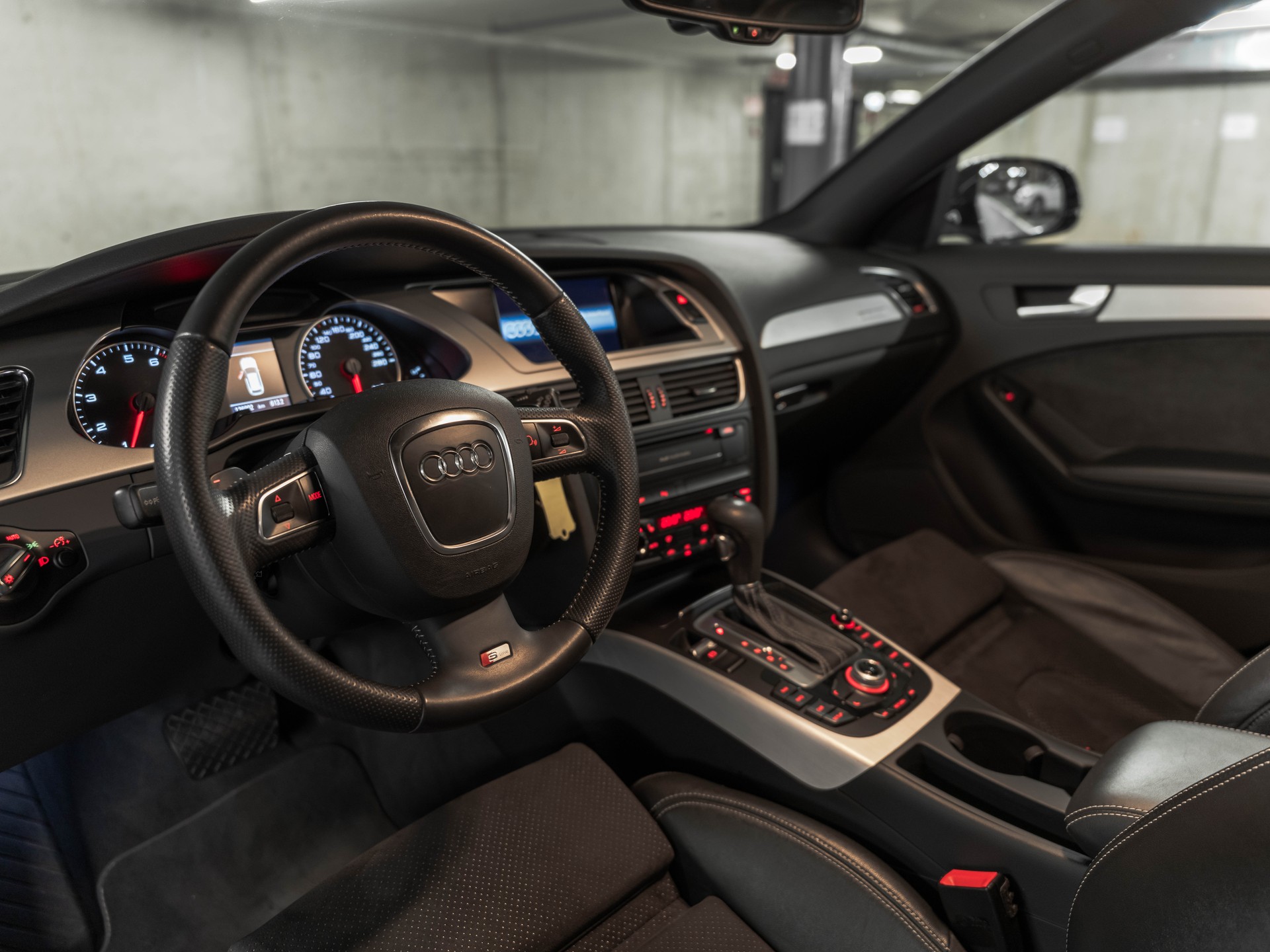 AUDI A4 Avant 2.0 TFSI Quattro S-Tronic S-LINE-image-23