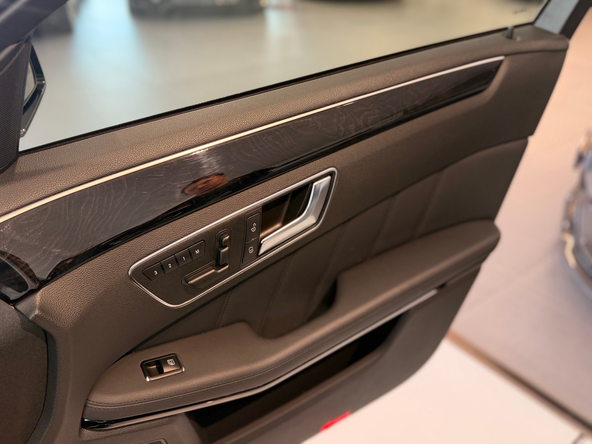 MERCEDES-BENZ E 350 CGI BlueEfficiency Elégance 4Matic 7G-Tronic-image-23