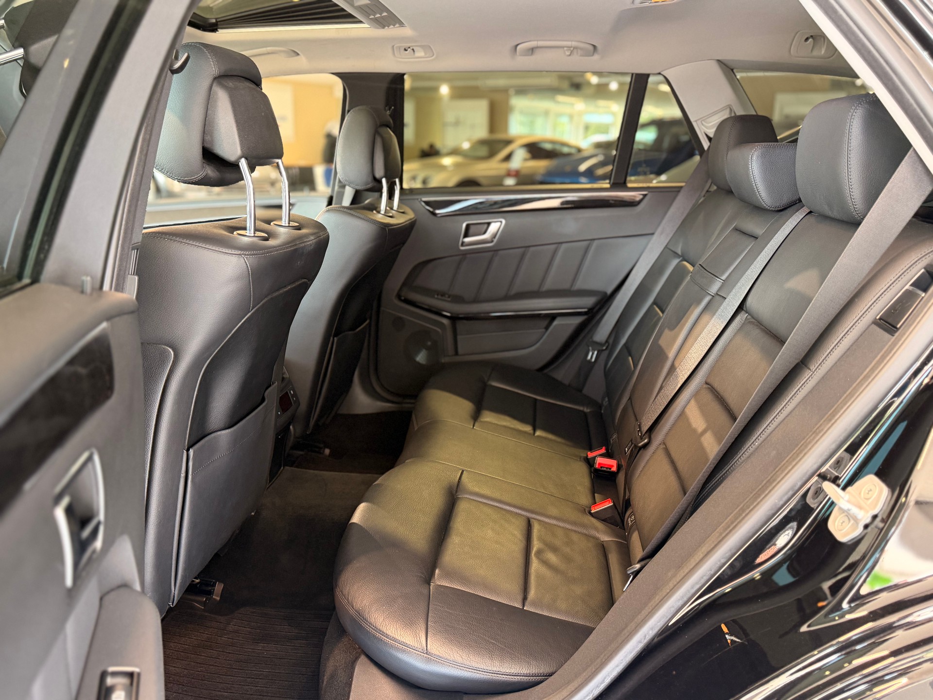 MERCEDES-BENZ E 350 CGI BlueEfficiency Elégance 4Matic 7G-Tronic-image-15