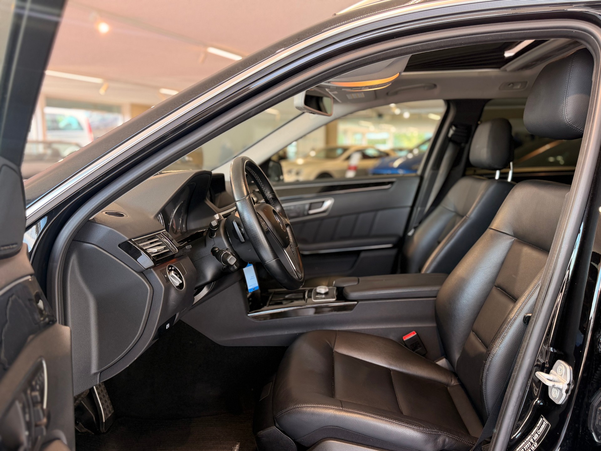 MERCEDES-BENZ E 350 CGI BlueEfficiency Elégance 4Matic 7G-Tronic-image-12