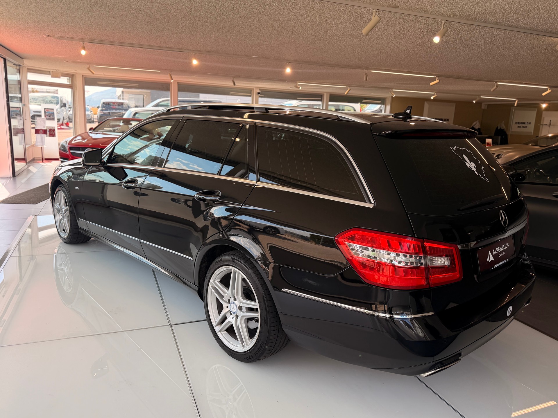MERCEDES-BENZ E 350 CGI BlueEfficiency Elégance 4Matic 7G-Tronic-image-9