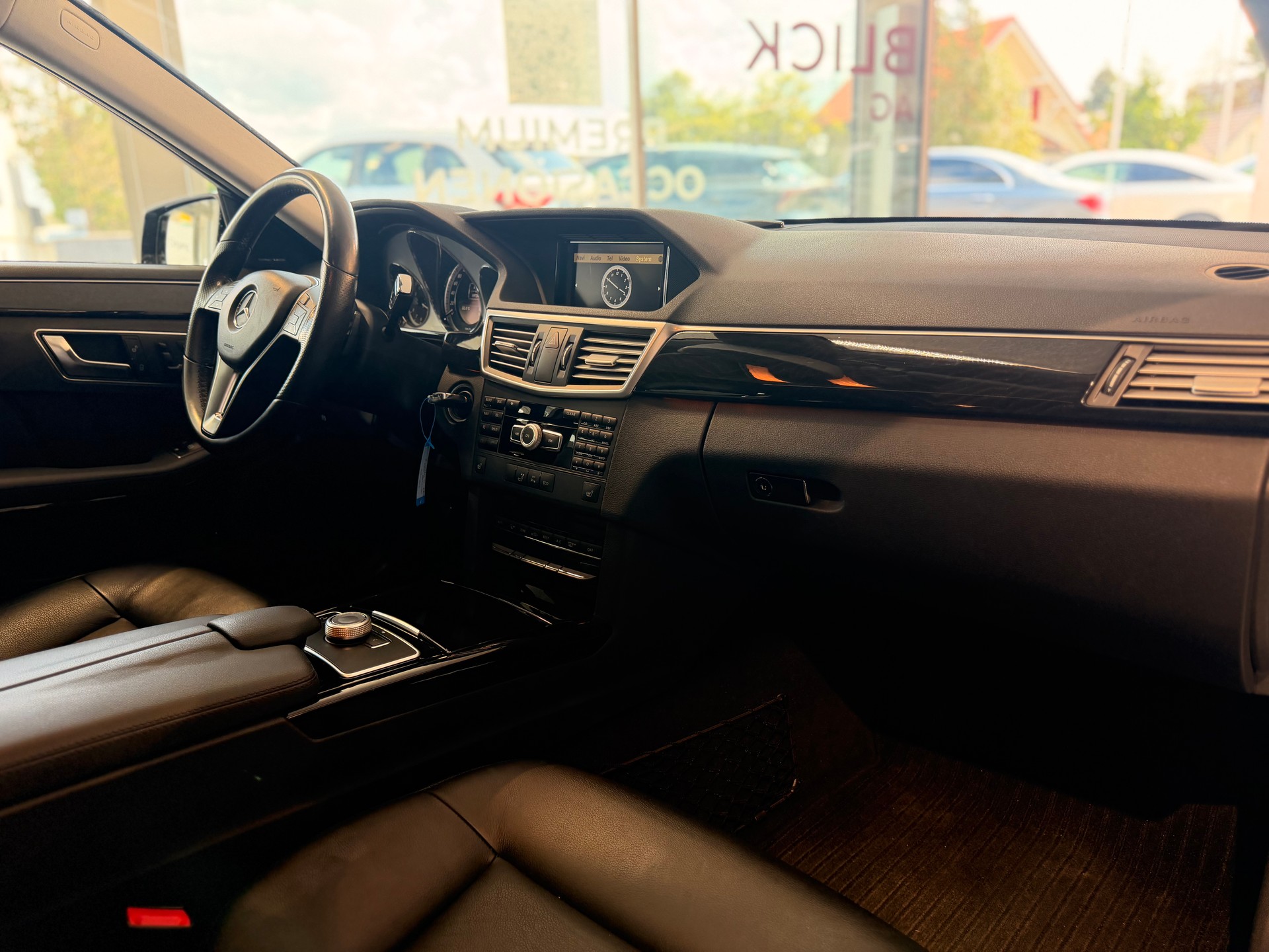 MERCEDES-BENZ E 350 CGI BlueEfficiency Elégance 4Matic 7G-Tronic-image-22