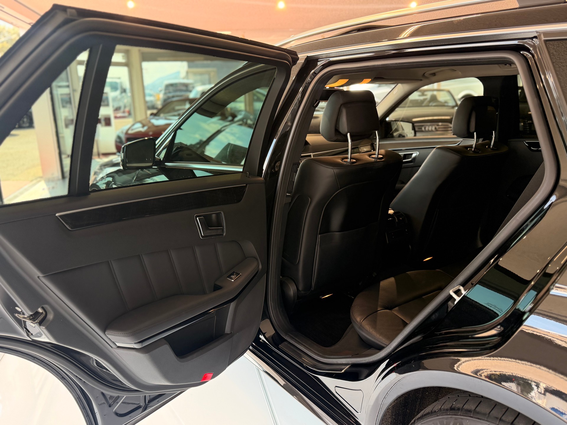 MERCEDES-BENZ E 350 CGI BlueEfficiency Elégance 4Matic 7G-Tronic-image-14