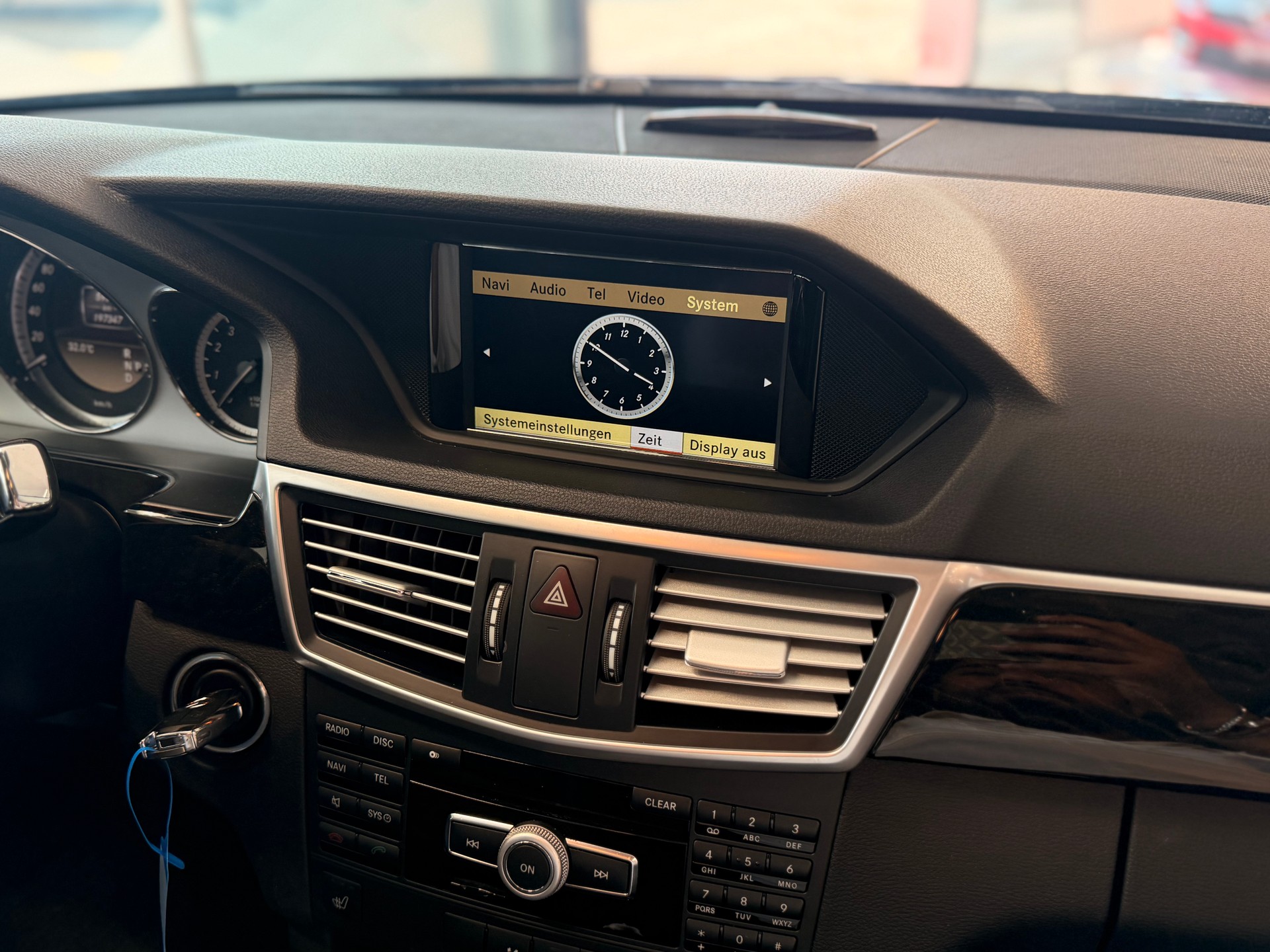 MERCEDES-BENZ E 350 CGI BlueEfficiency Elégance 4Matic 7G-Tronic-image-25