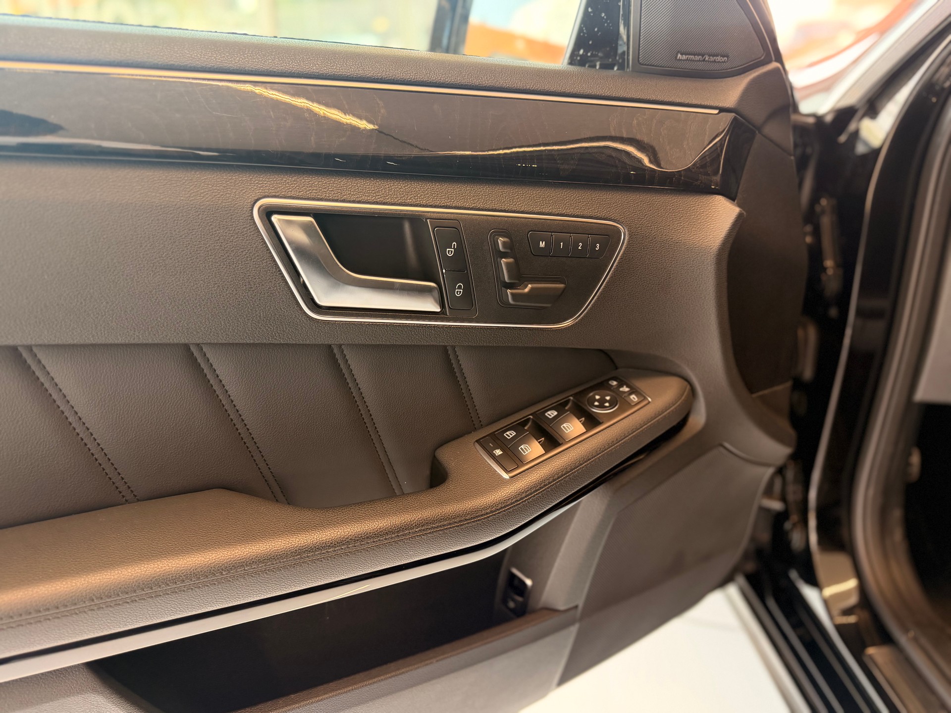 MERCEDES-BENZ E 350 CGI BlueEfficiency Elégance 4Matic 7G-Tronic-image-10