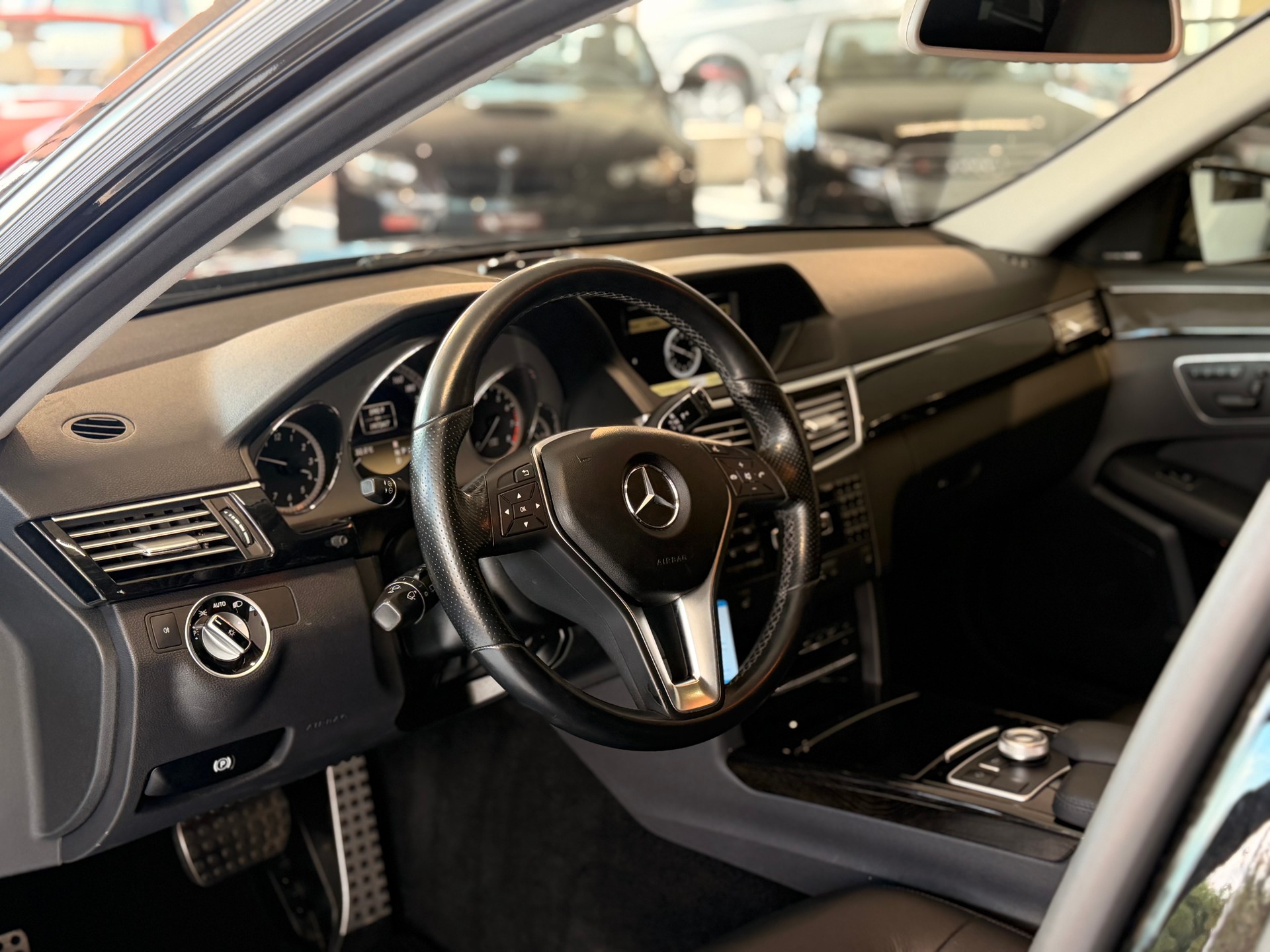 MERCEDES-BENZ E 350 CGI BlueEfficiency Elégance 4Matic 7G-Tronic-image-11