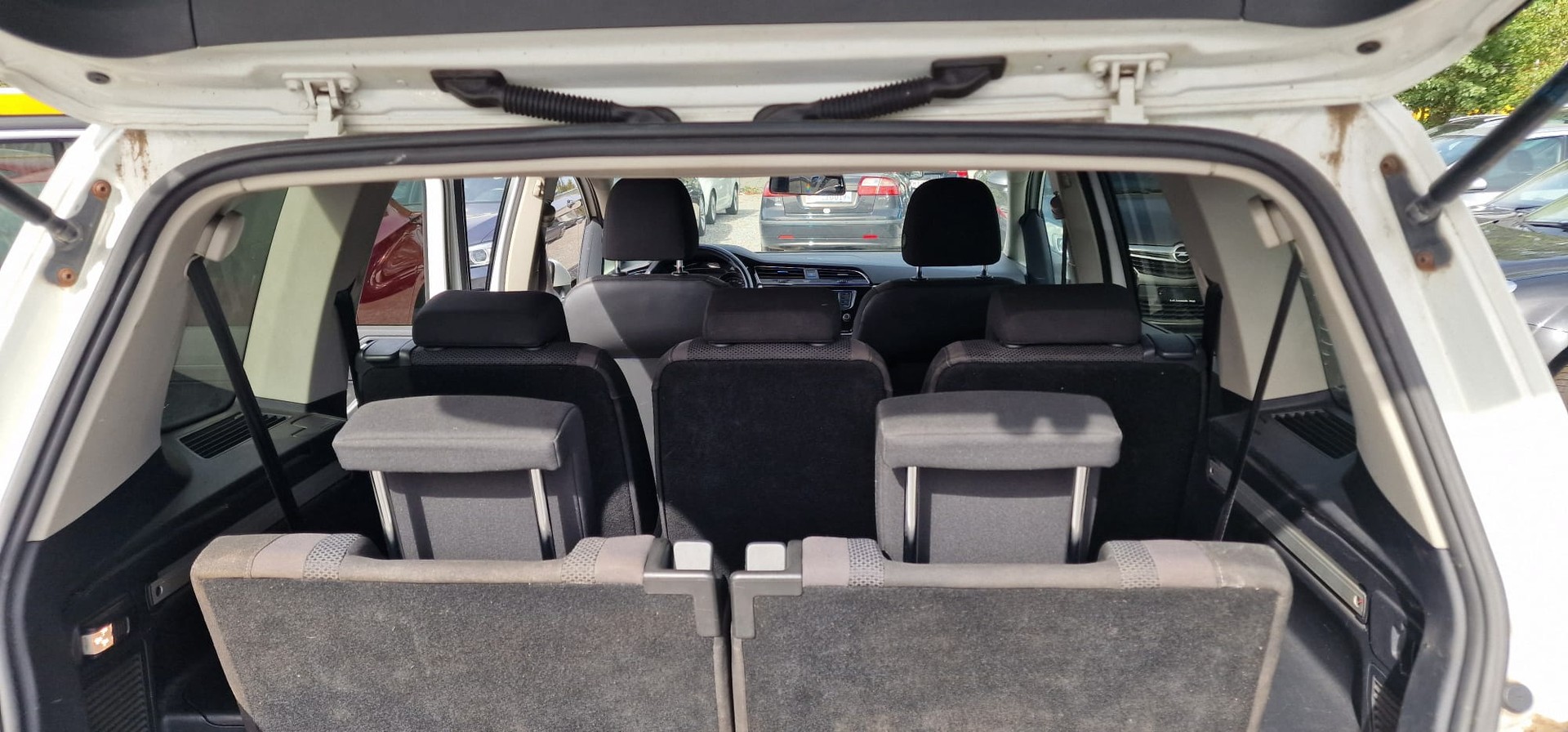 VW Touran 1.6 TDI BlueMotion Technology Trendline DSG-image-10