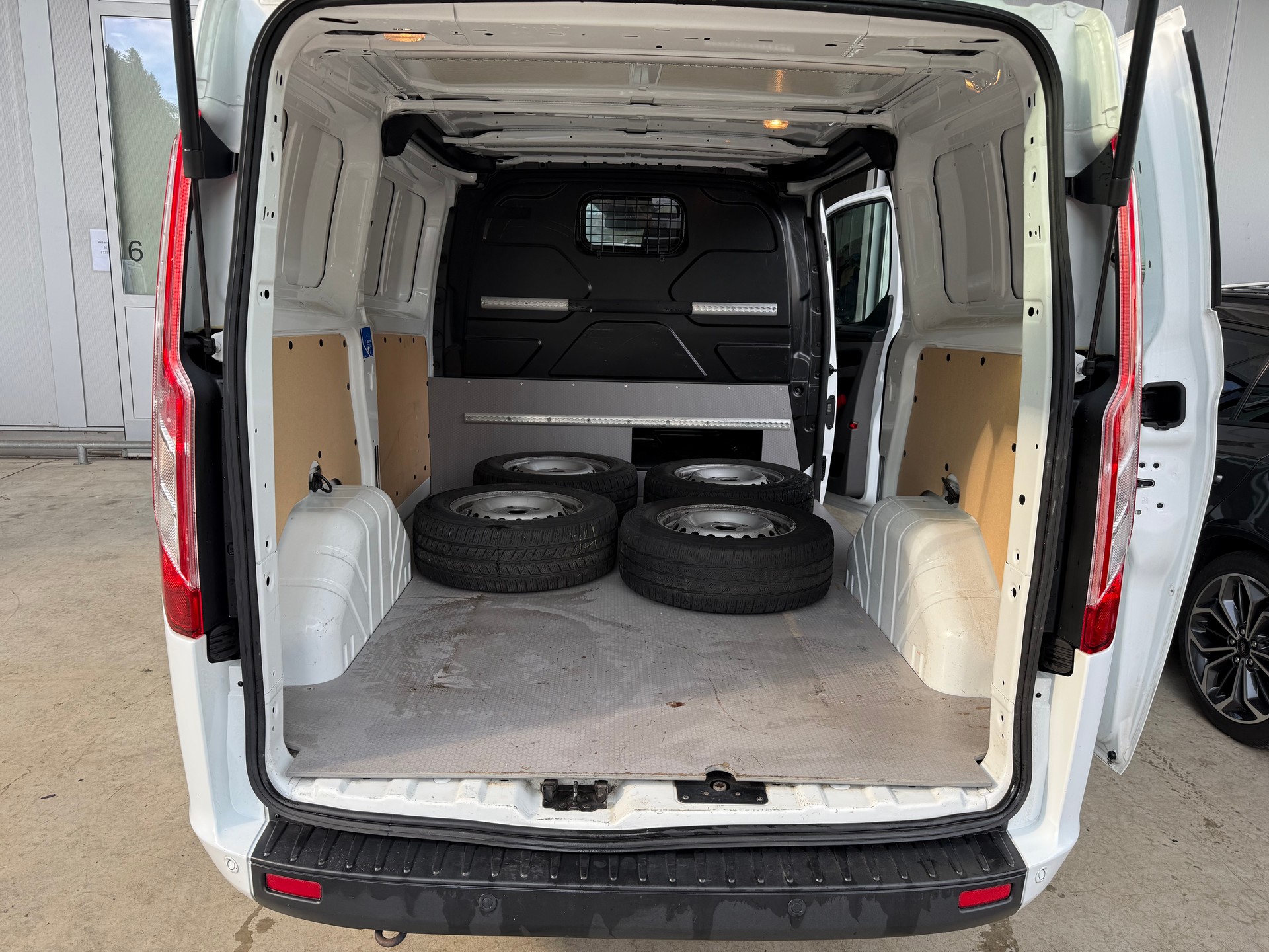 FORD Transit Custom Van 320 L1H1 Trend-image-2
