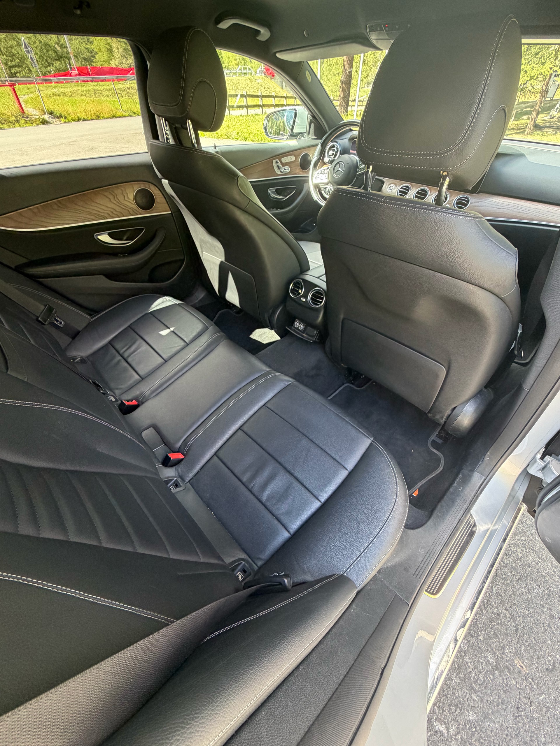 MERCEDES-BENZ E 220 d Swiss Star Avantgarde 4matic-image-4