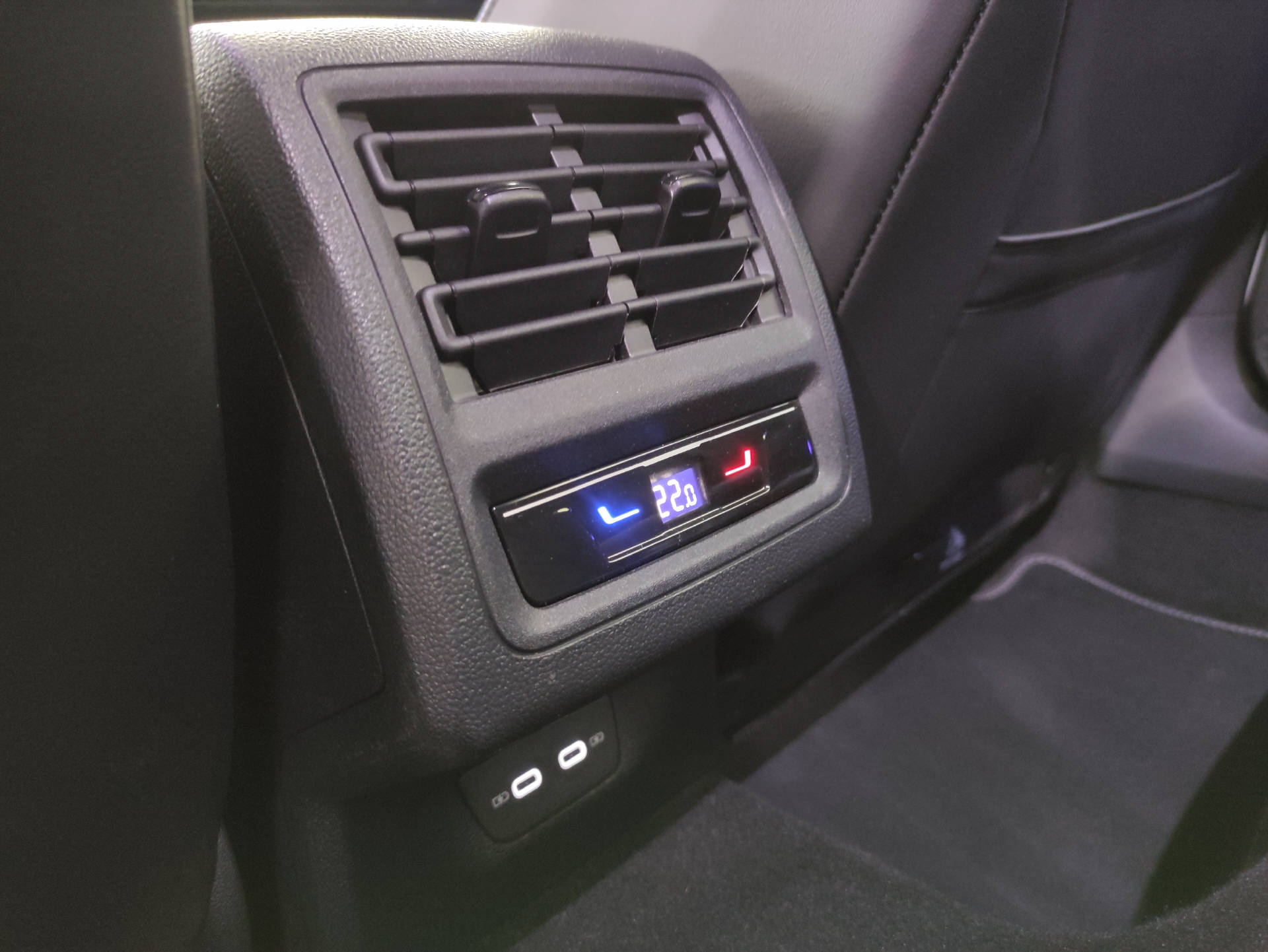 VW Golf VIII 1.5 eTSI R-Line Black-Style-image-13