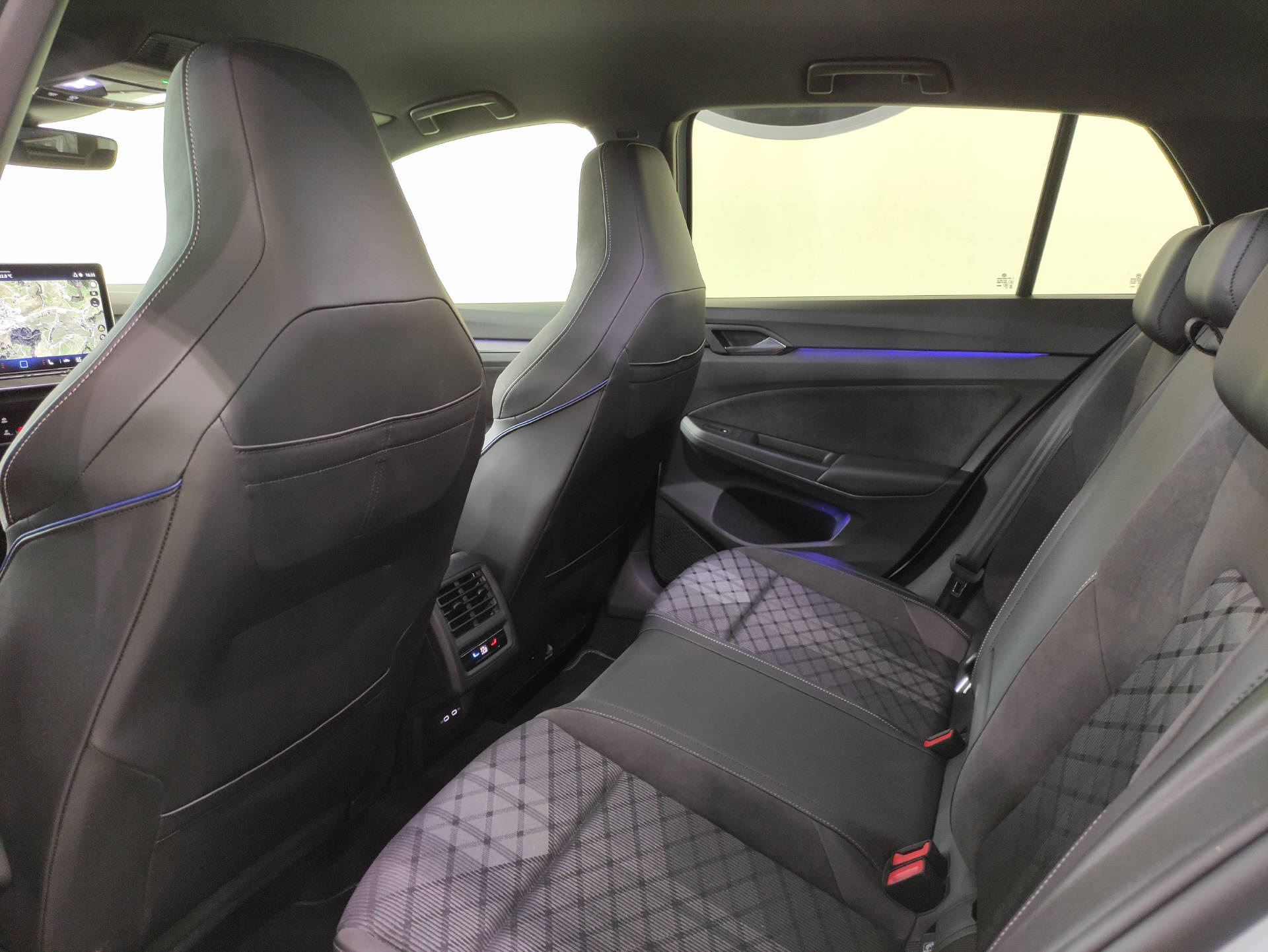 VW Golf VIII 1.5 eTSI R-Line Black-Style-image-12