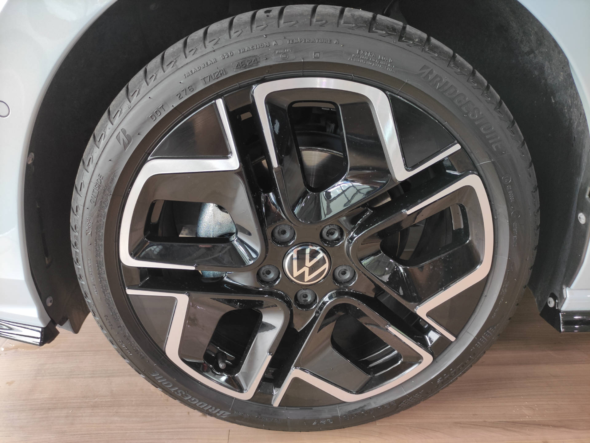 VW Golf VIII 1.5 eTSI R-Line Black-Style-image-3
