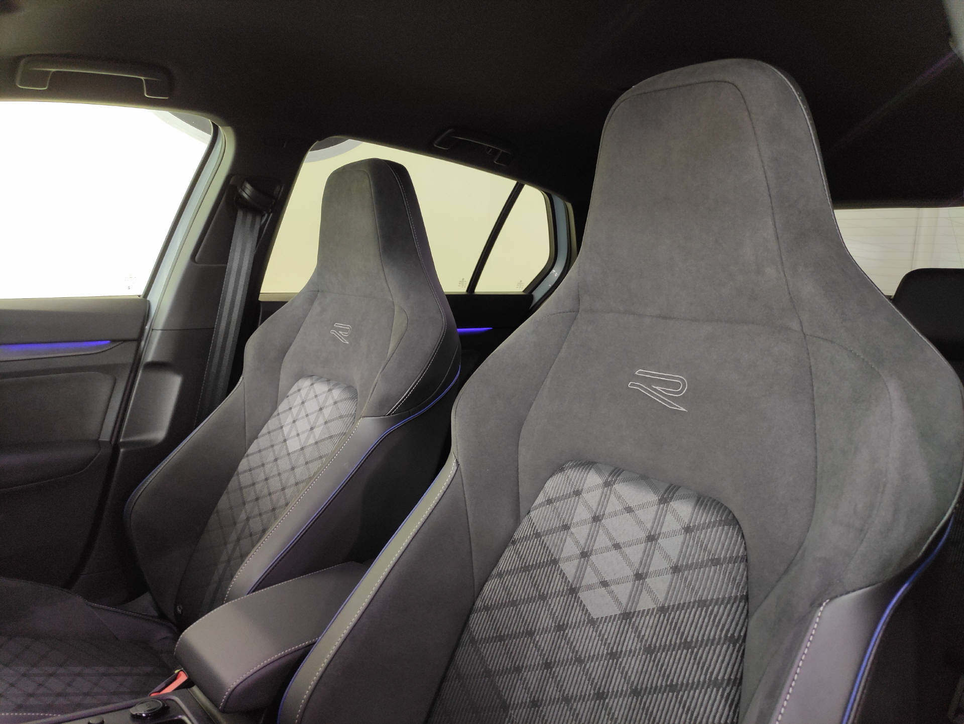 VW Golf VIII 1.5 eTSI R-Line Black-Style-image-5