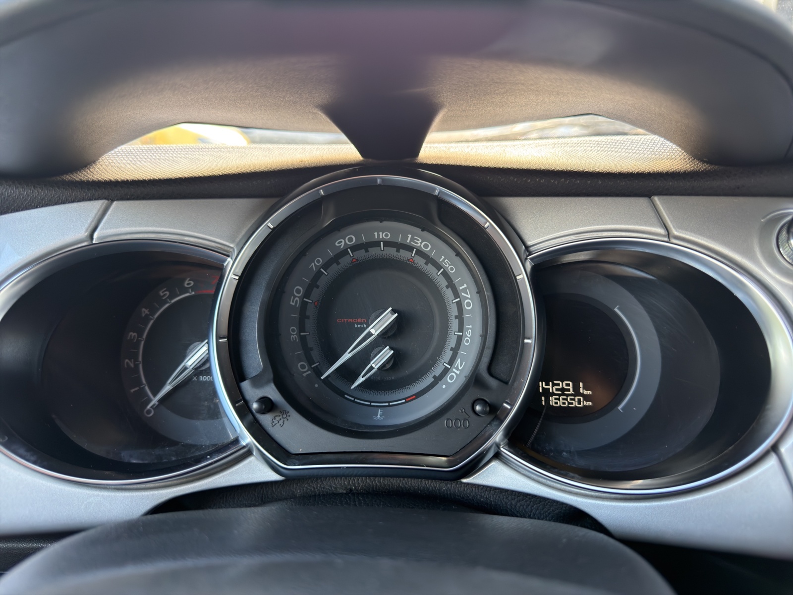 DS AUTOMOBILES DS3 1.2 VTi Chic-image-24