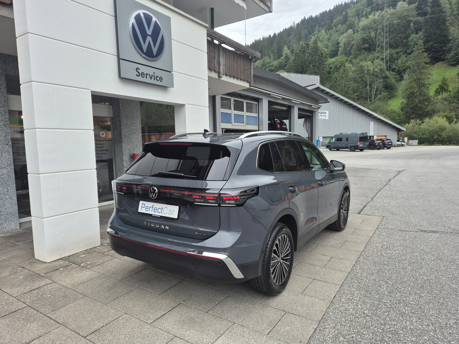 VW Tiguan 2.0 TSI DSG Elegance 4Motion-image-4