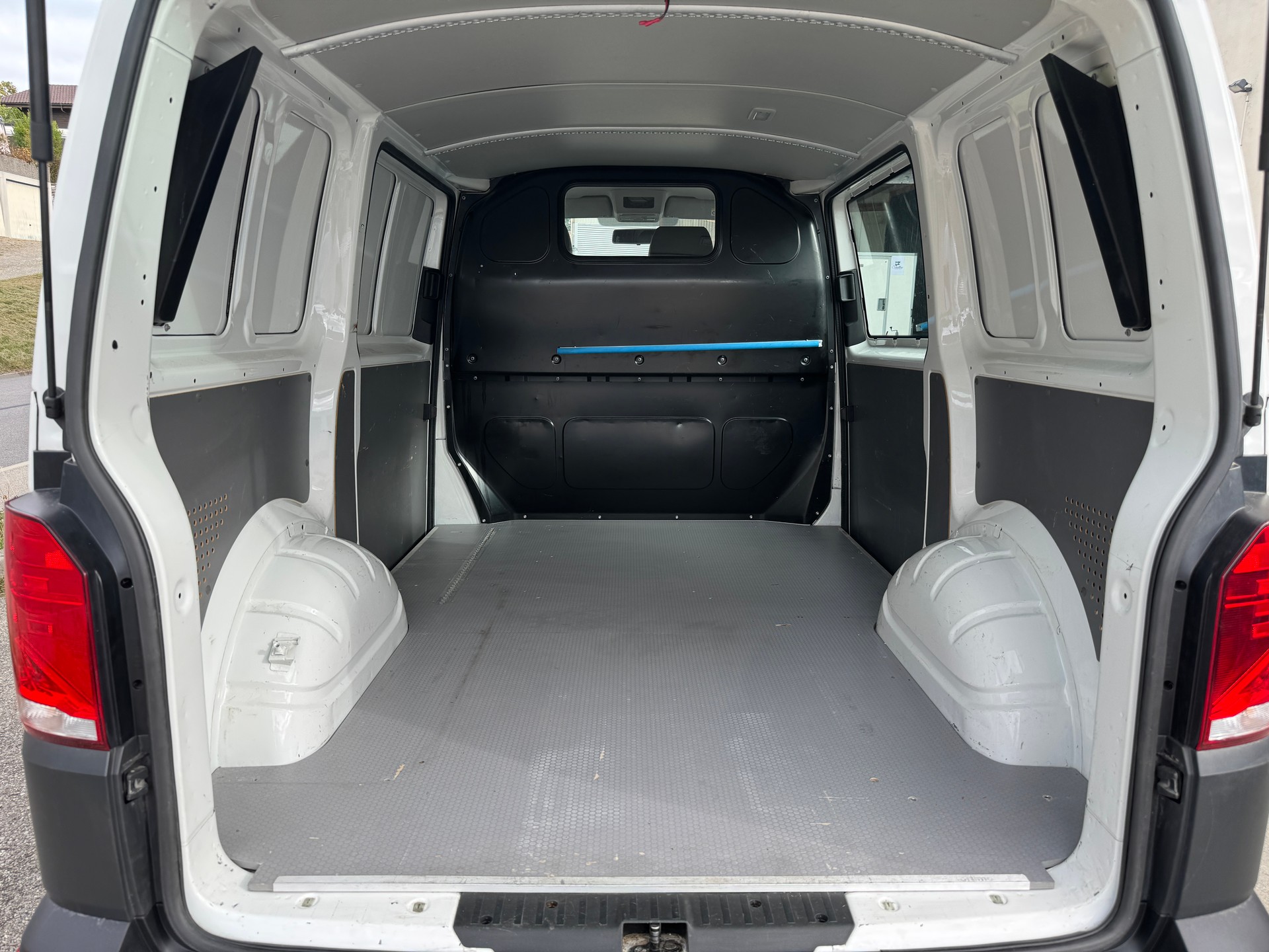 VW T6.1 2.0 TDI 4Motion *Anhängerkupplung*Frisch Ab MFK* Garantie 12 Monate*-image-14