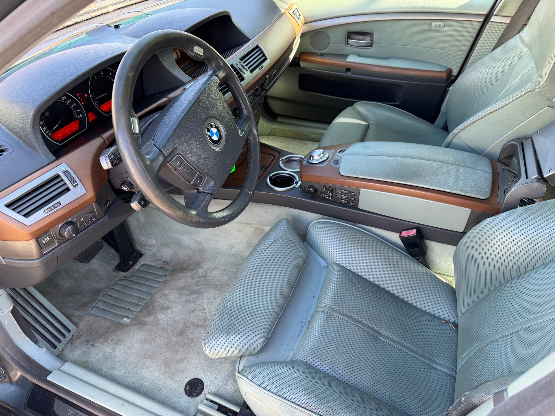 BMW 745i-image-6