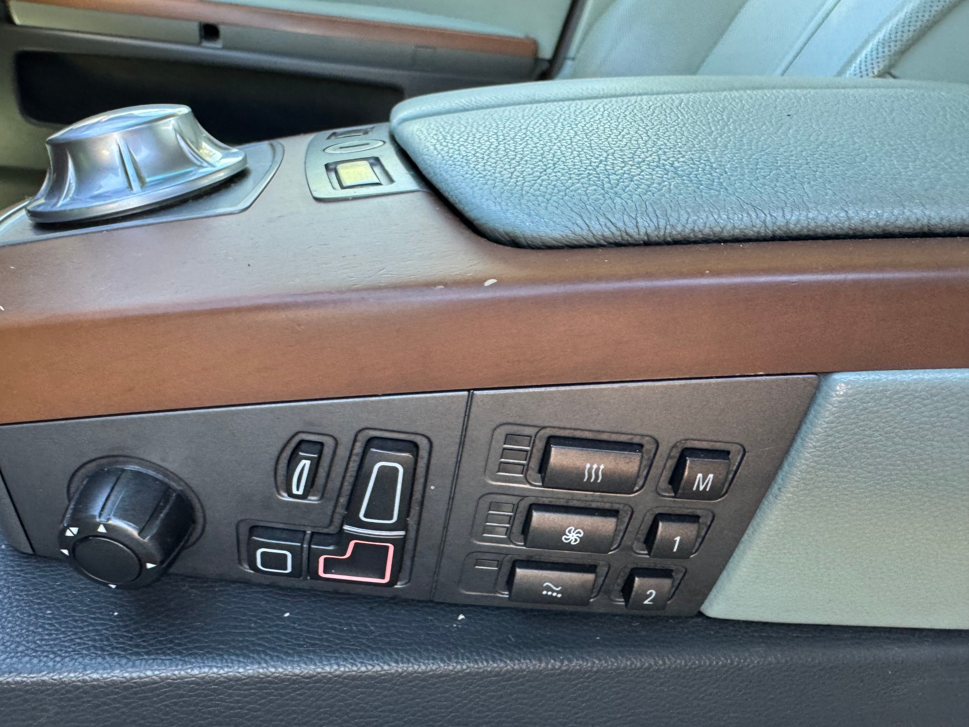BMW 745i-image-10