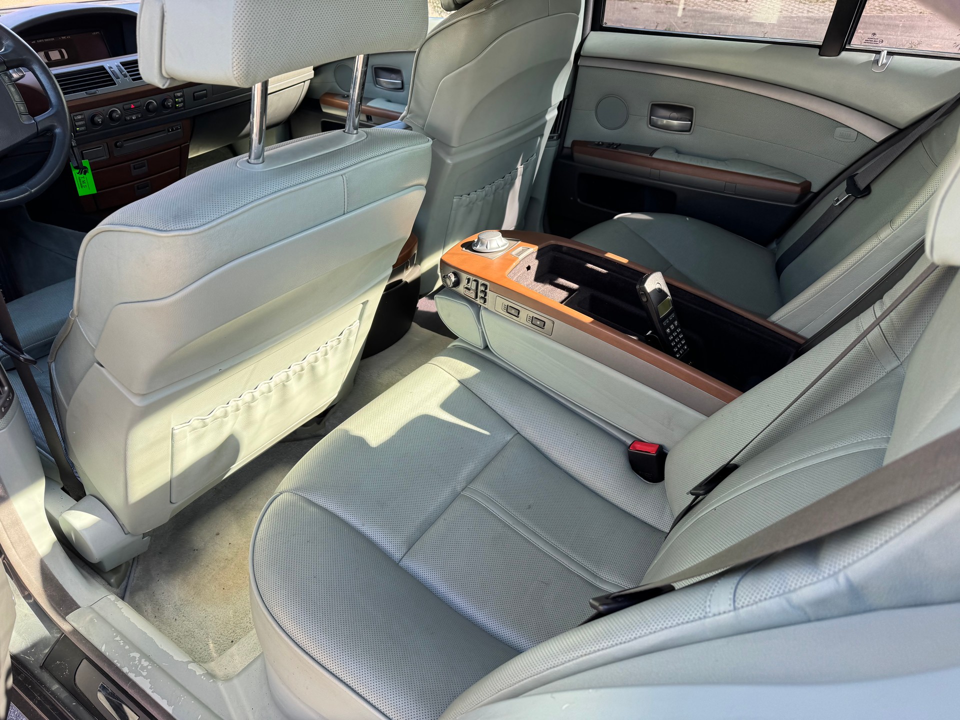 BMW 745i-image-9