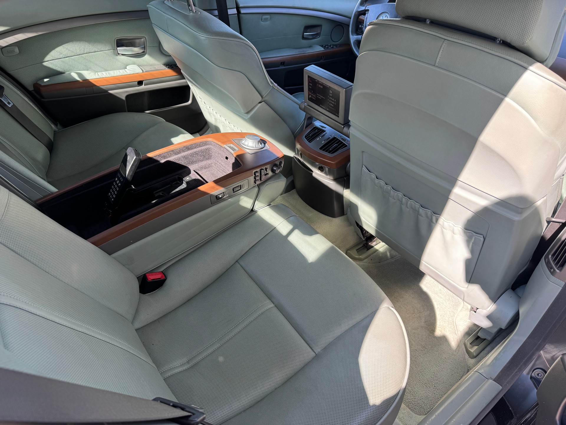 BMW 745i-image-8