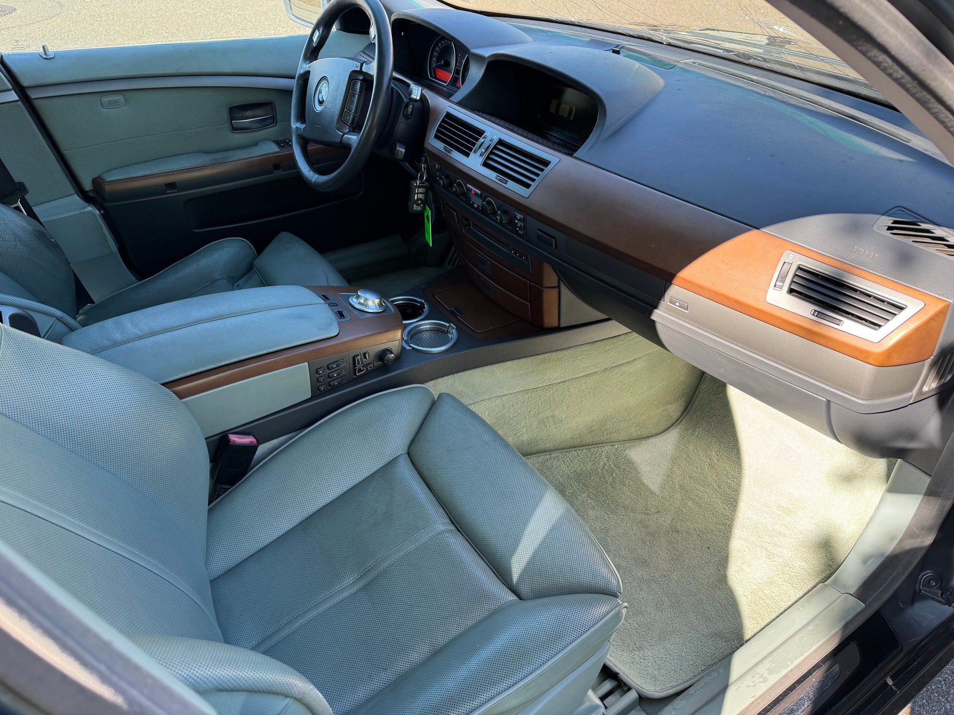 BMW 745i-image-7