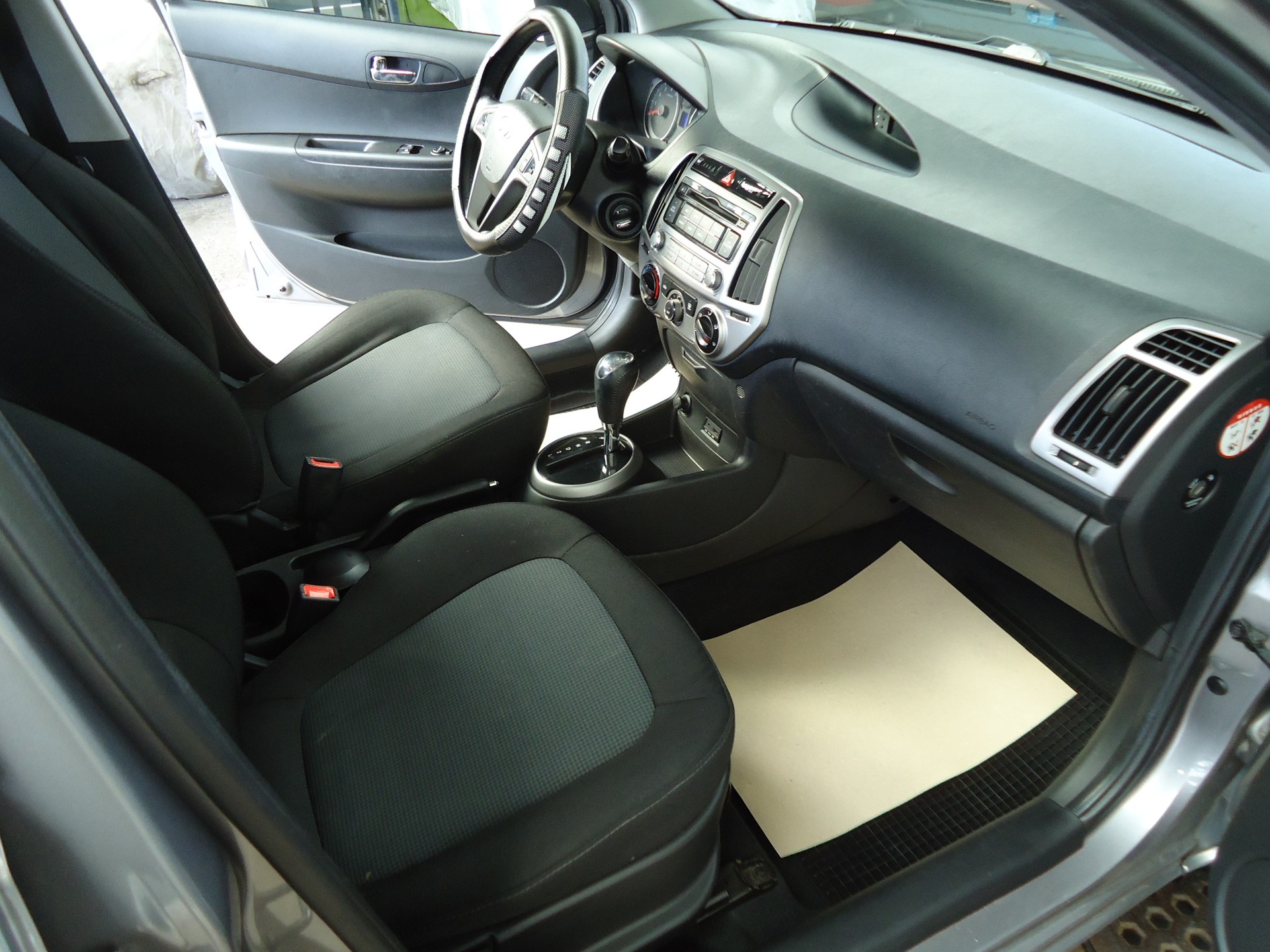 HYUNDAI i20 1.4 Style Automatic-image-6