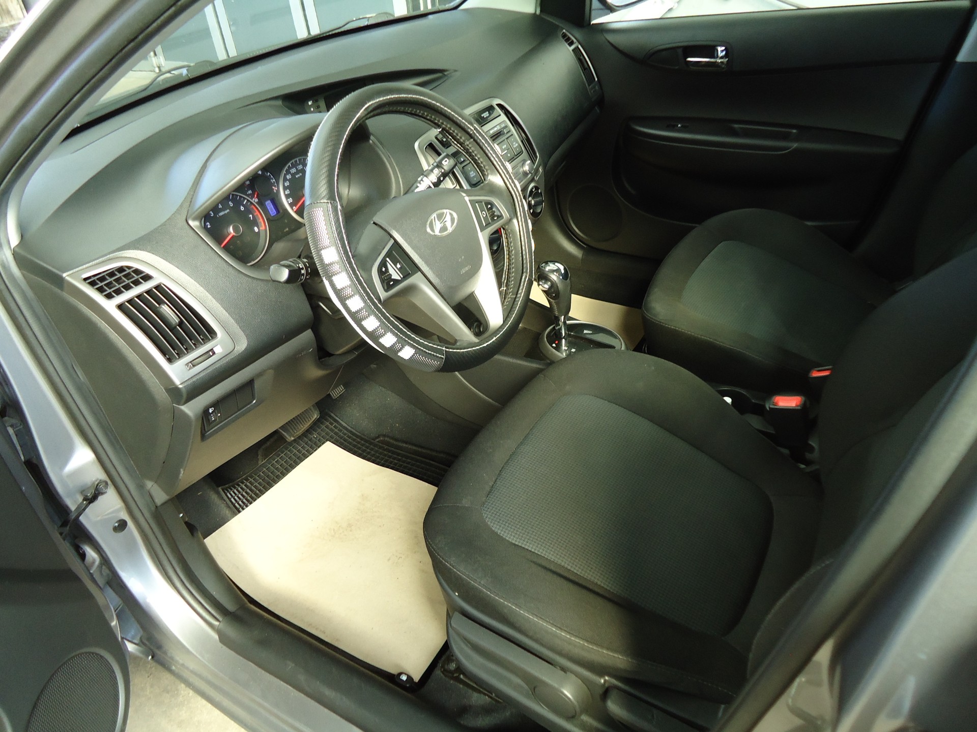 HYUNDAI i20 1.4 Style Automatic-image-4