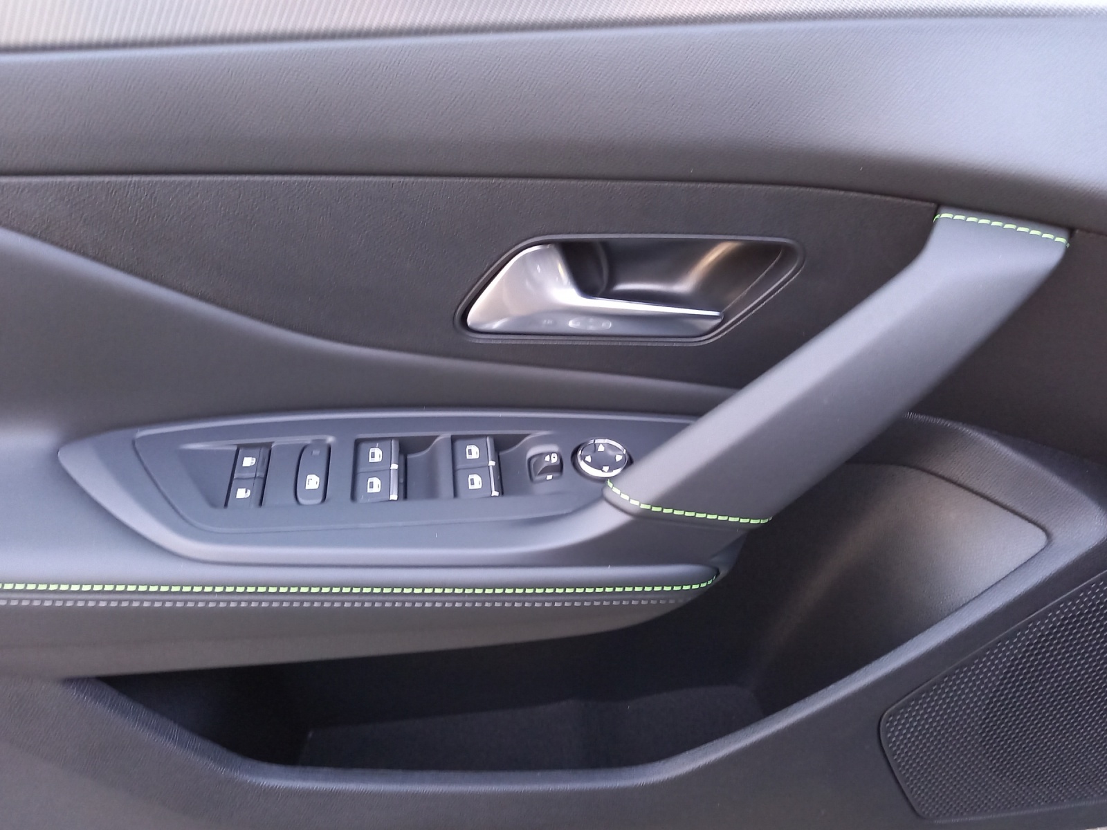 PEUGEOT 408 1.6 PHEV 180 GT-image-12
