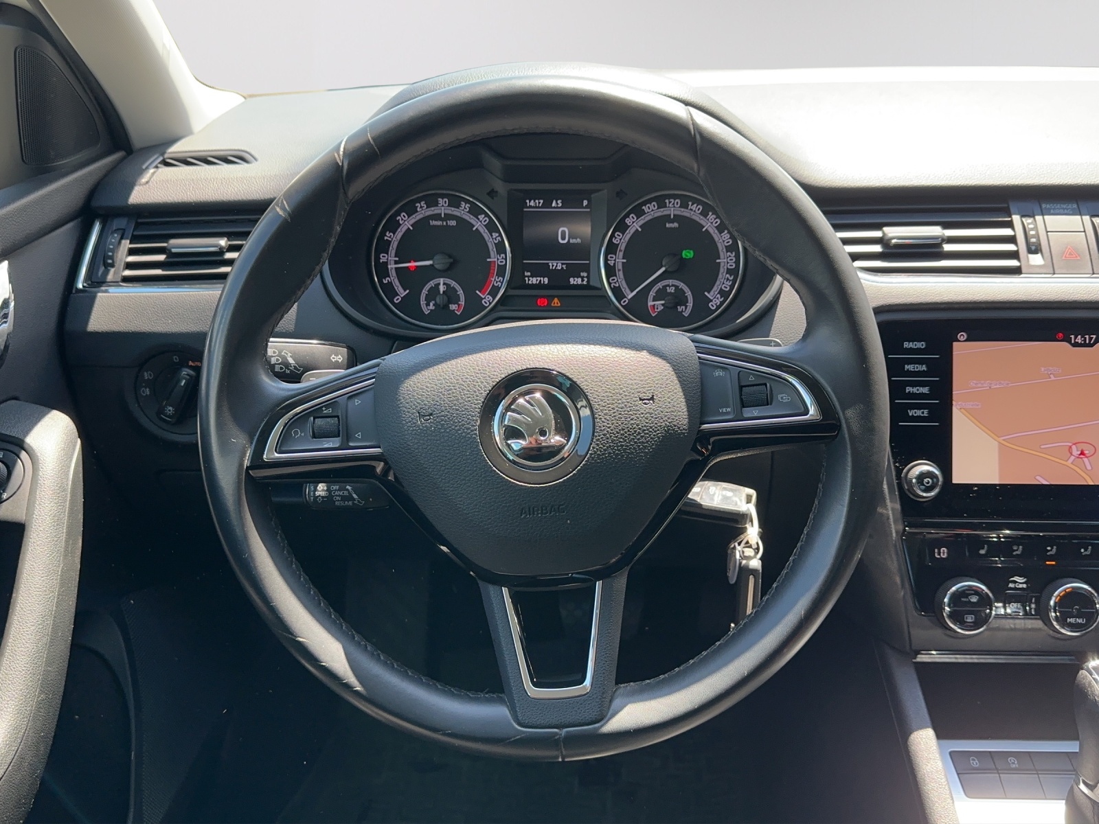 SKODA Octavia Combi 2.0 TDI Ambition 4x4 DSG-image-9