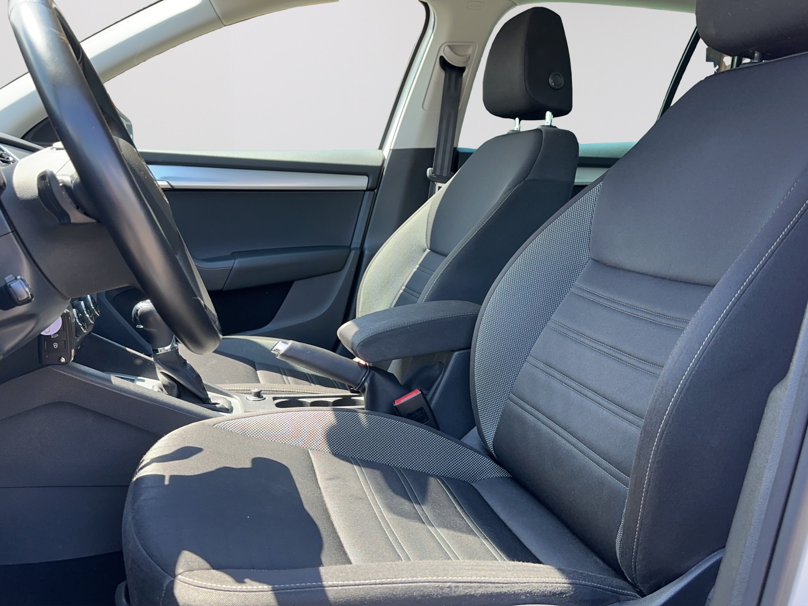 SKODA Octavia Combi 2.0 TDI Ambition 4x4 DSG-image-10
