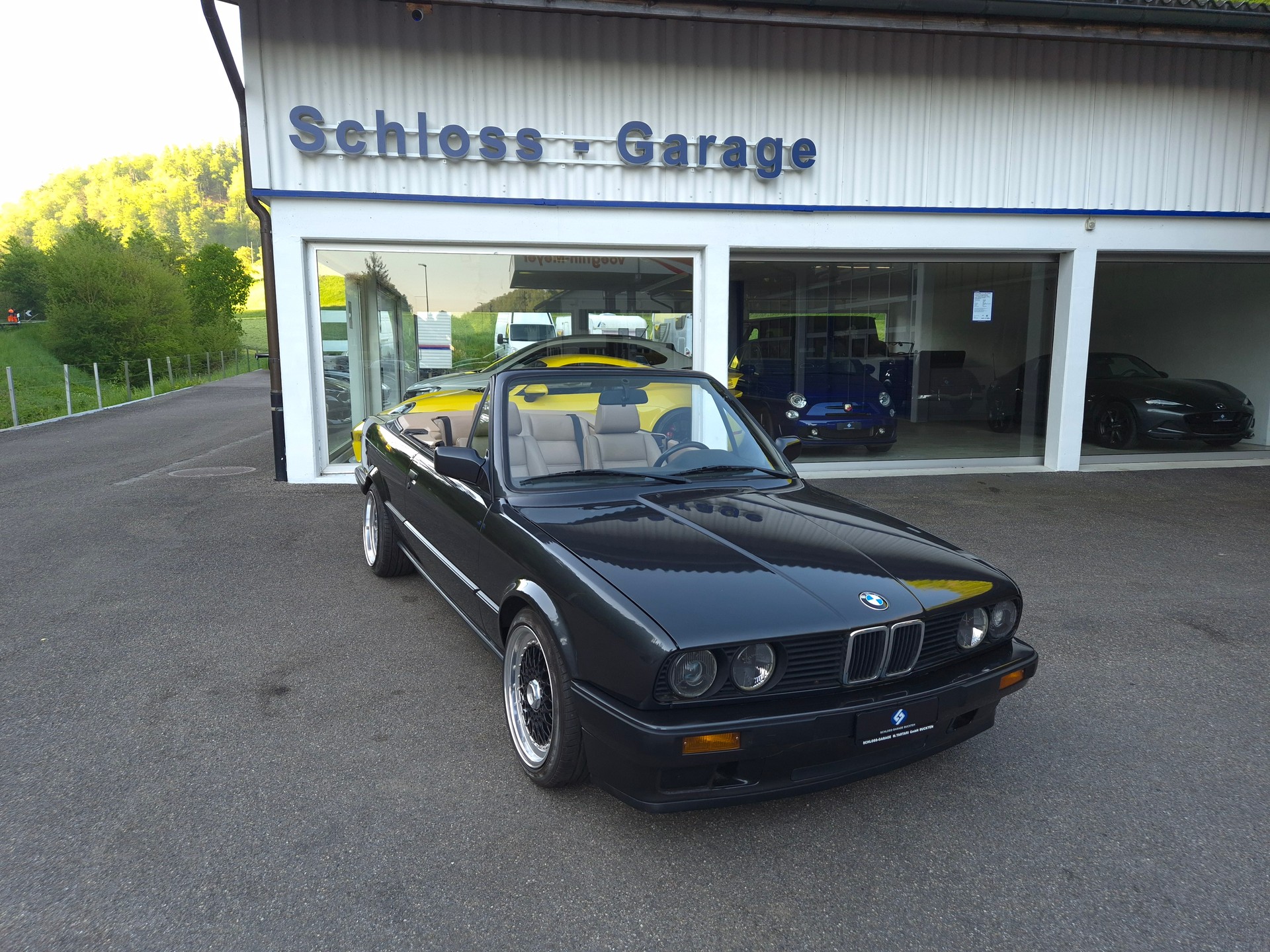 BMW 320i Cabrio-image-1