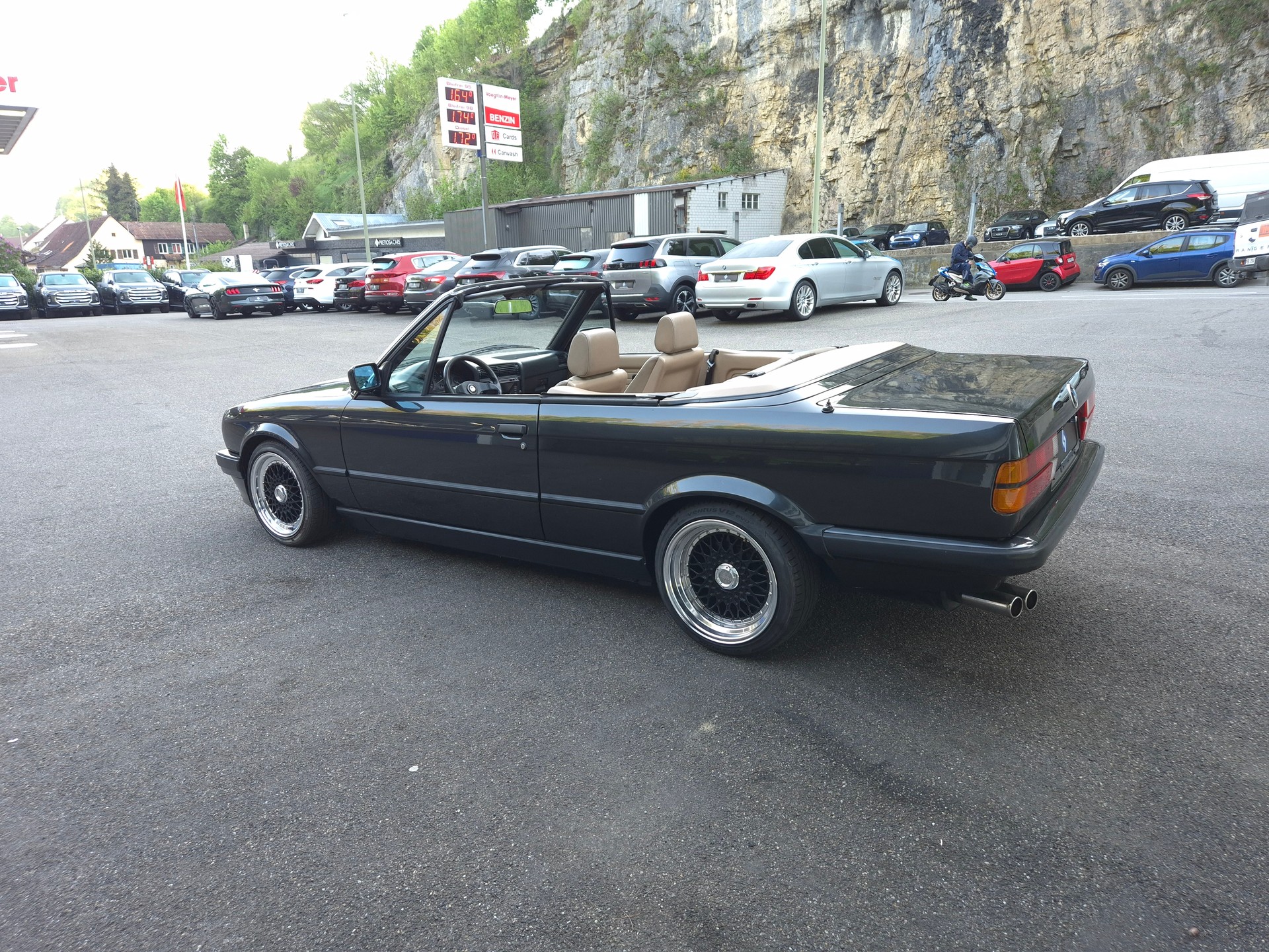 BMW 320i Cabrio-image-9
