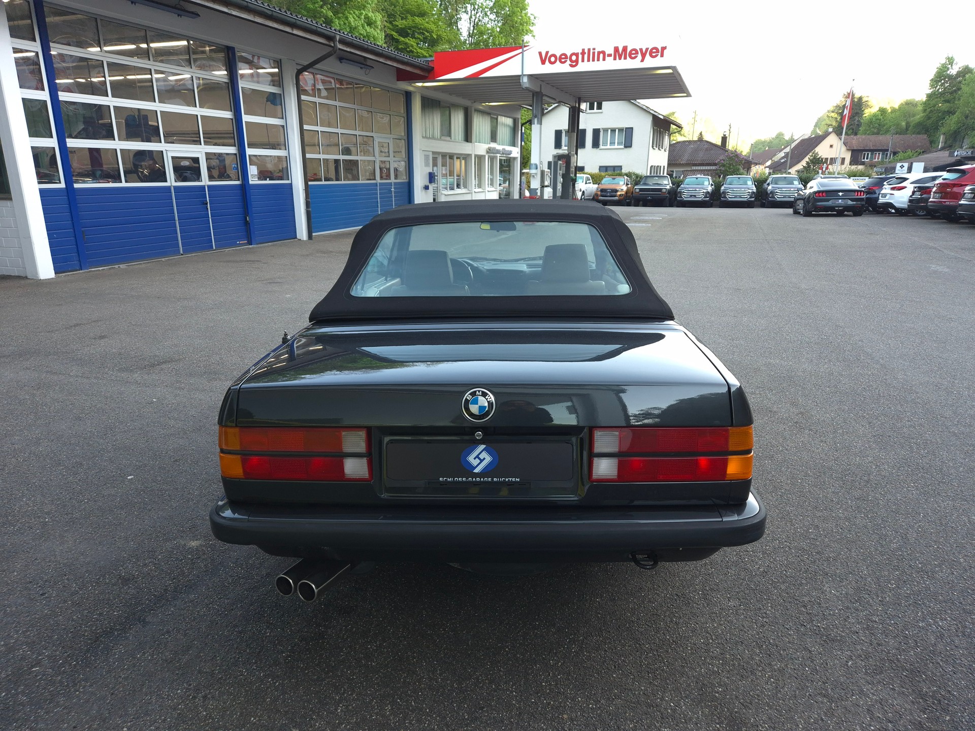 BMW 320i Cabrio-image-12