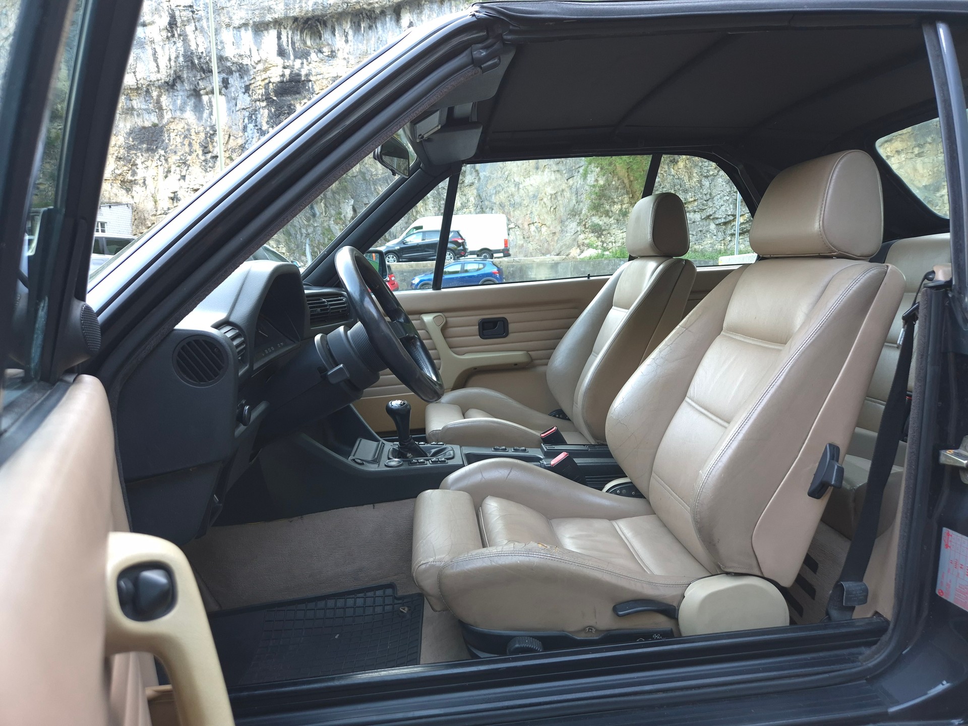 BMW 320i Cabrio-image-18