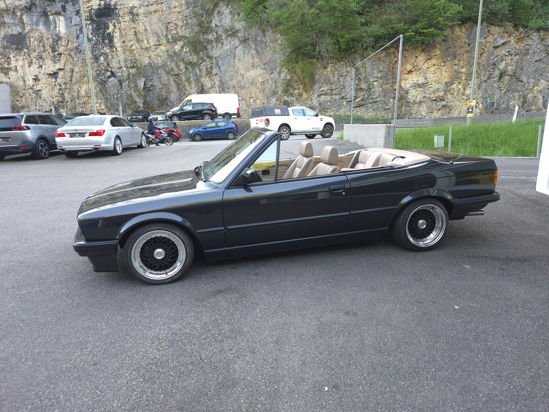 BMW 320i Cabrio-image-5