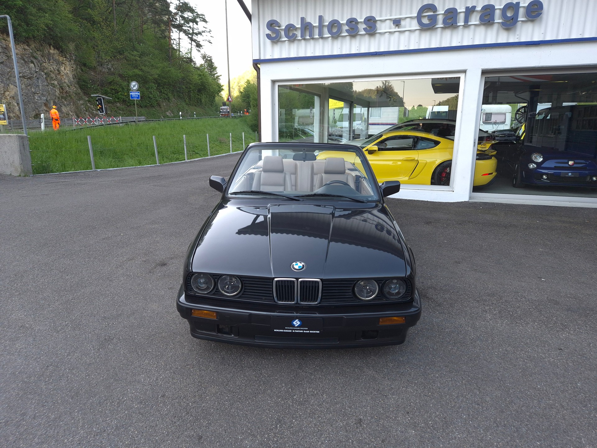 BMW 320i Cabrio-image-2